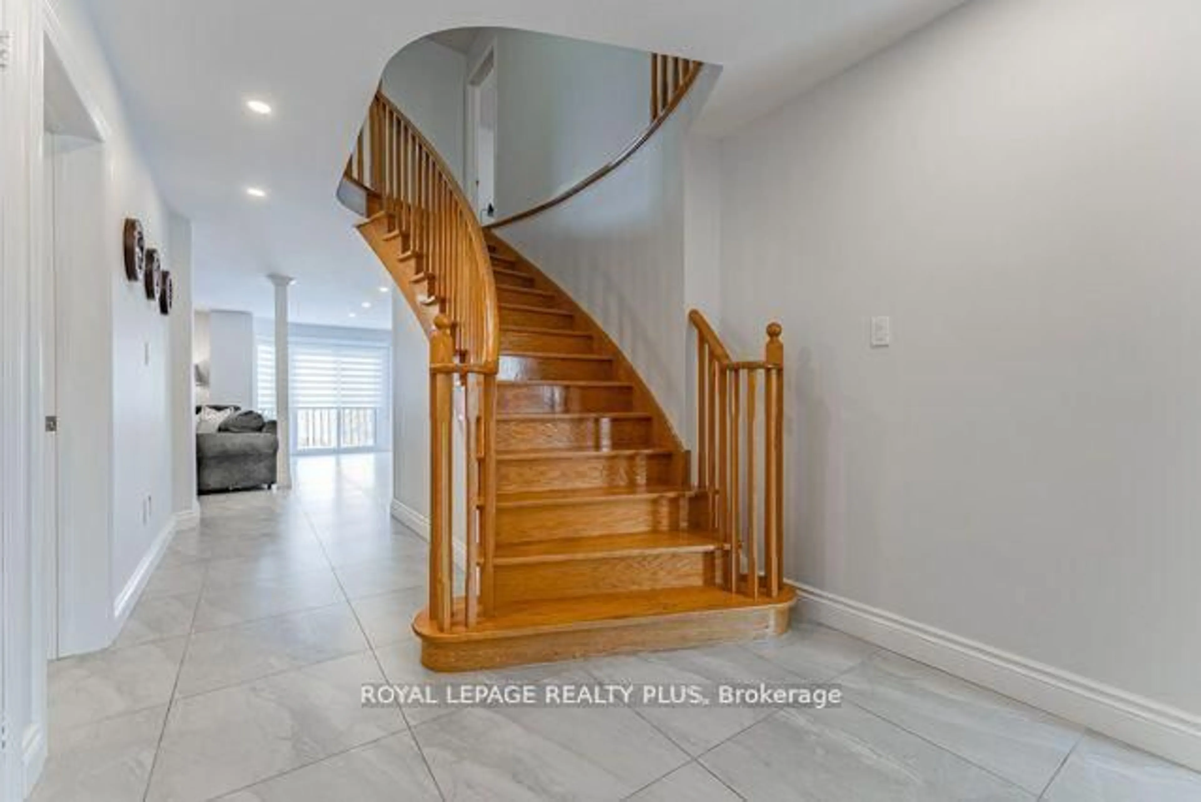 Stairs for 1429 Willowvale Gdns, Mississauga Ontario L5V 1T5