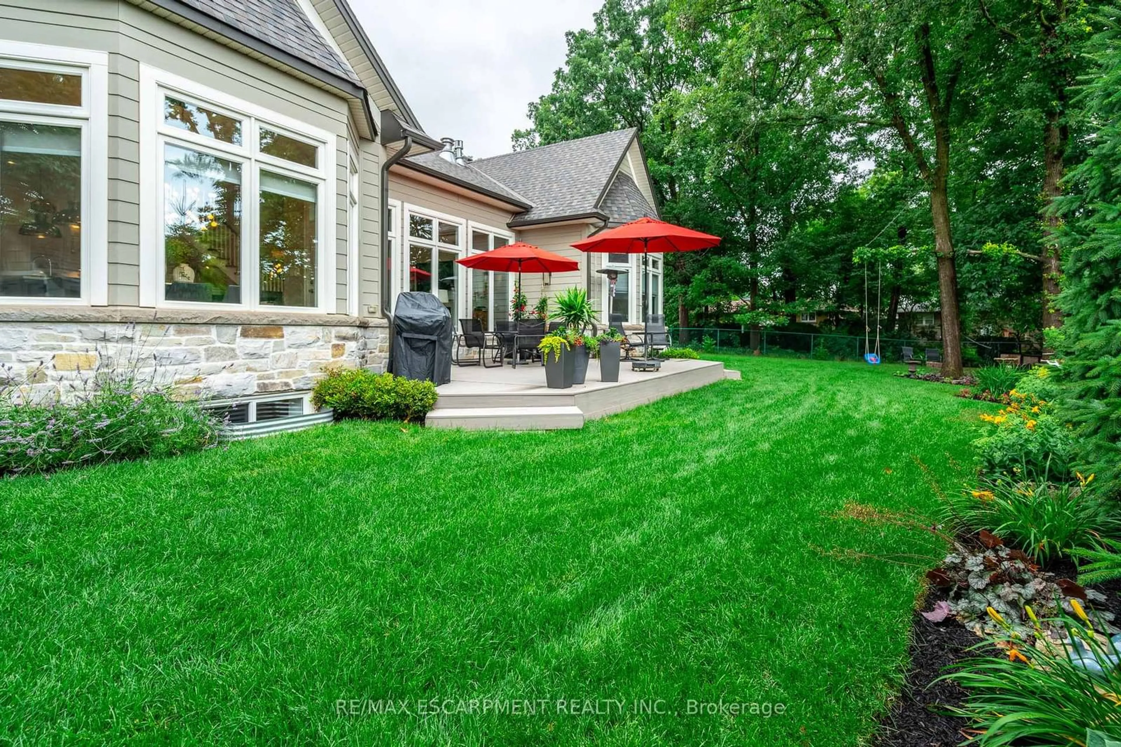 Patio, street for 257 Surrey Dr, Oakville Ontario L6L 3T6