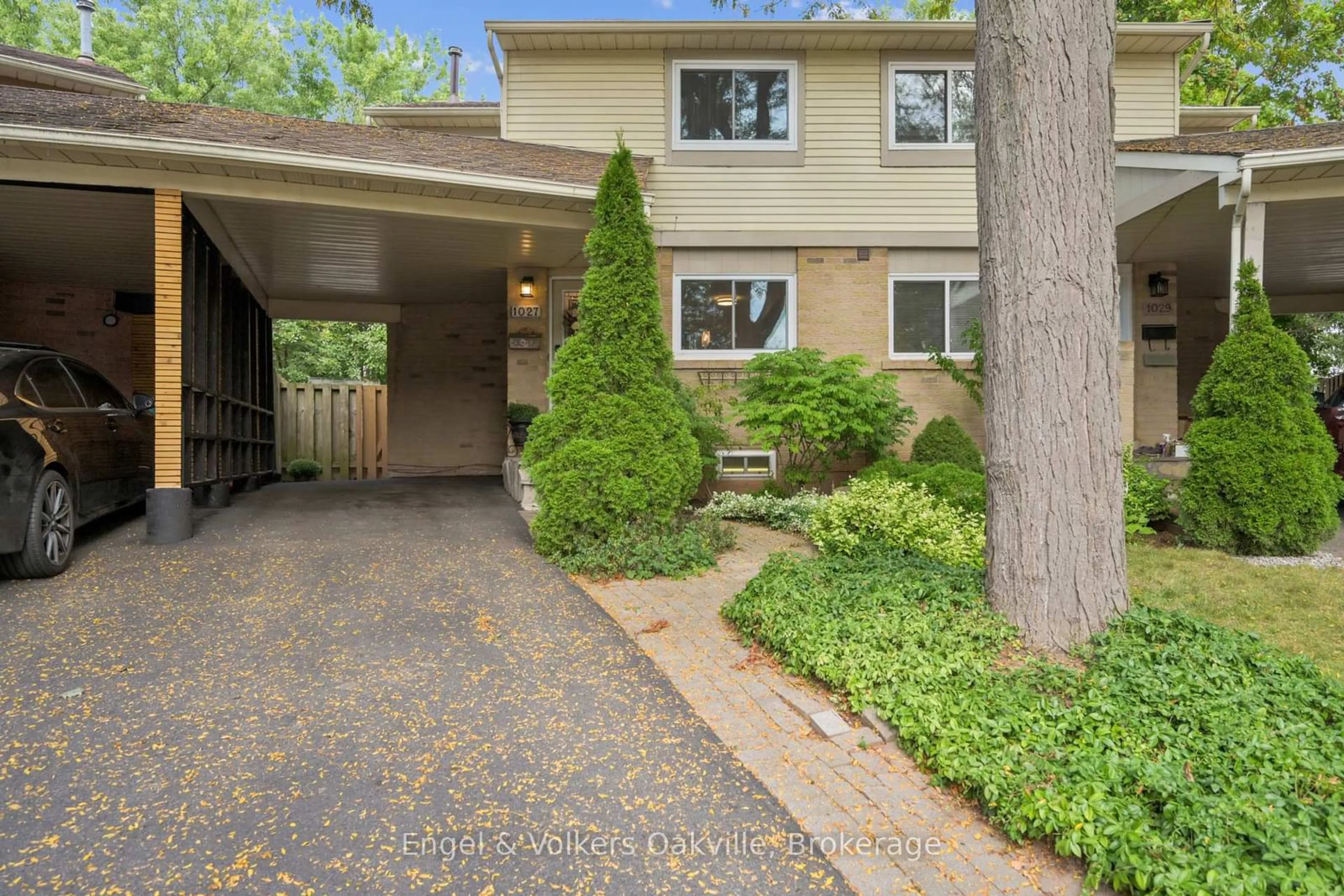 Patio, street for 1027 Elizabeth Pl, Oakville Ontario L6H 3H8