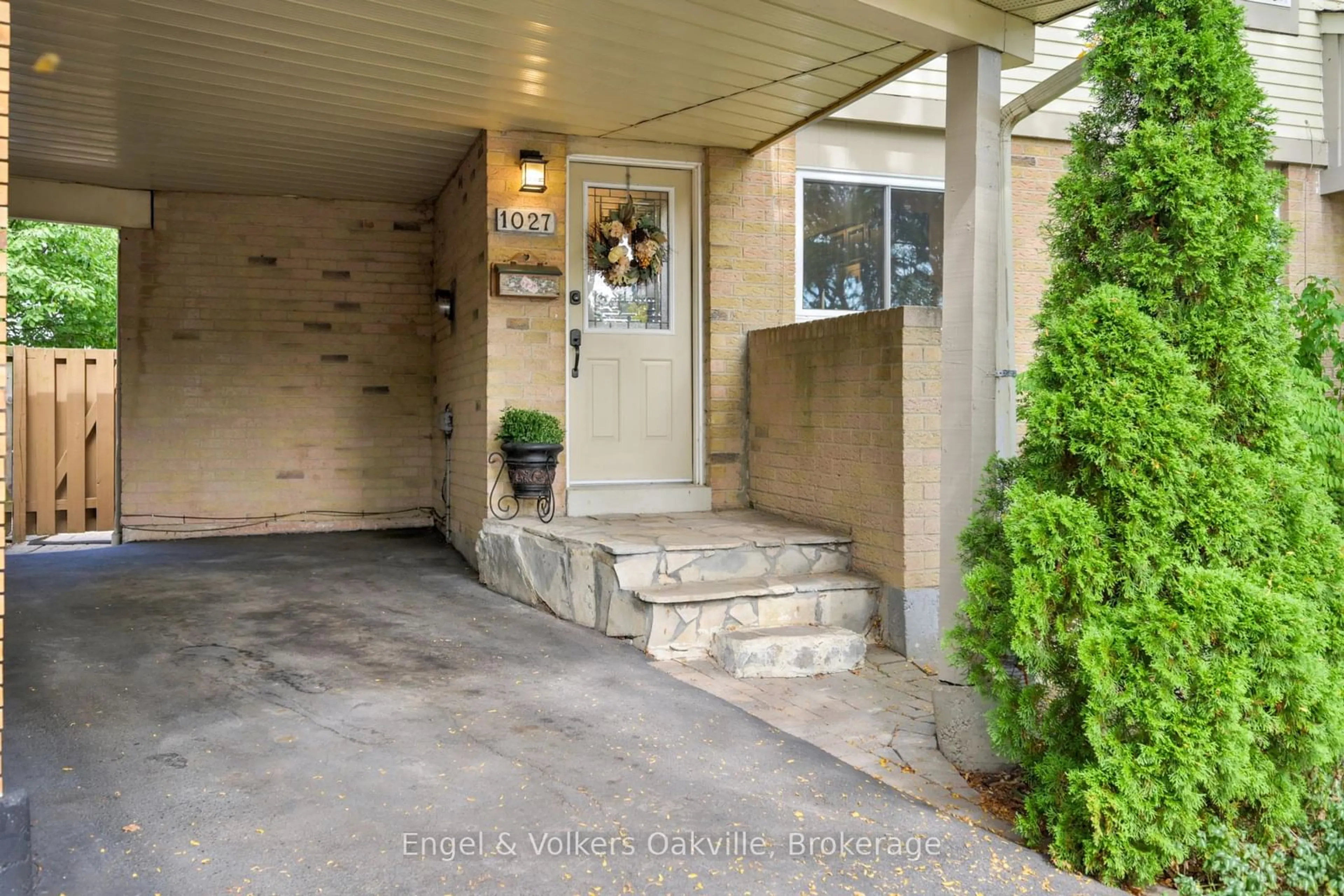 Indoor entryway for 1027 Elizabeth Pl, Oakville Ontario L6H 3H8