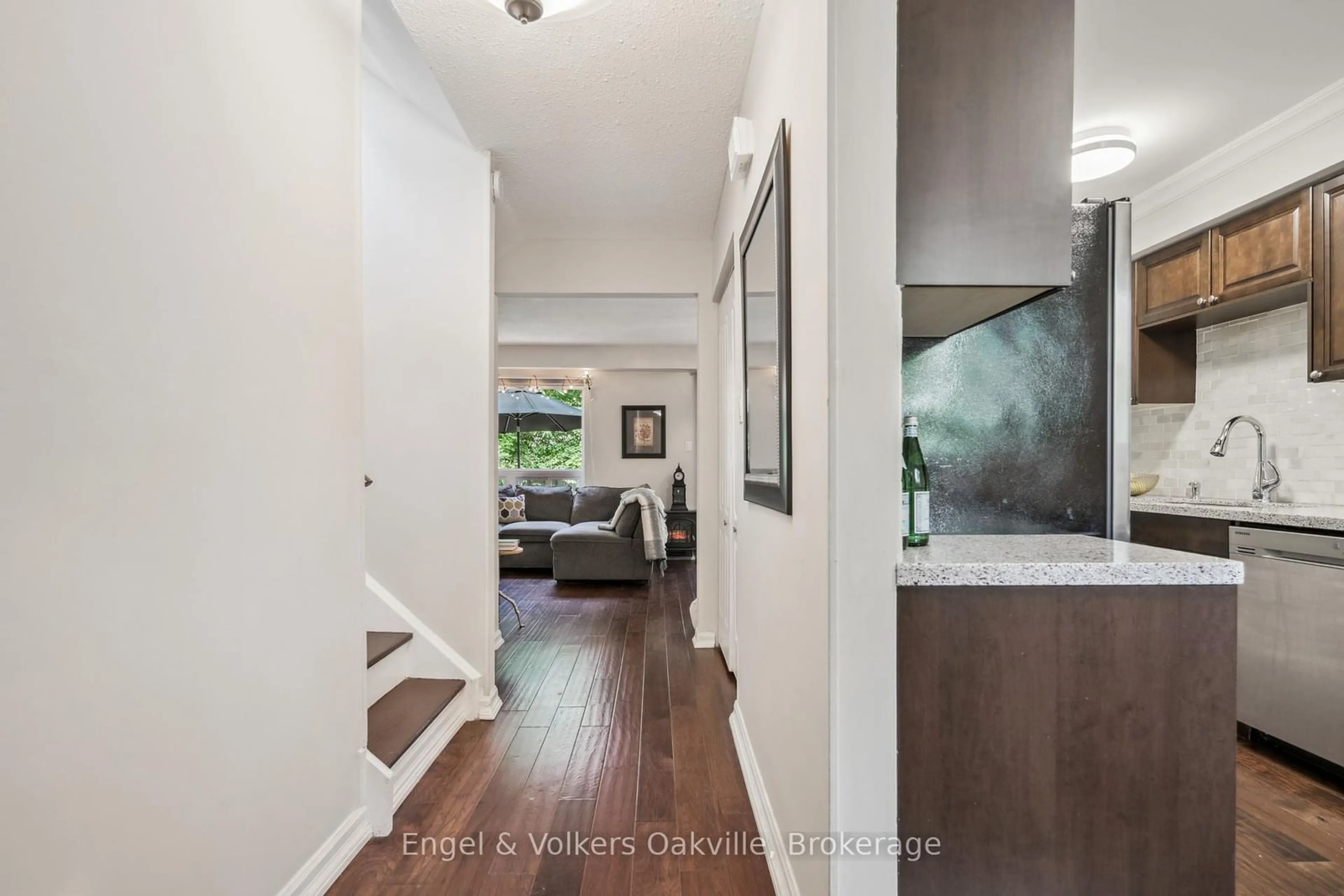 Indoor entryway for 1027 Elizabeth Pl, Oakville Ontario L6H 3H8