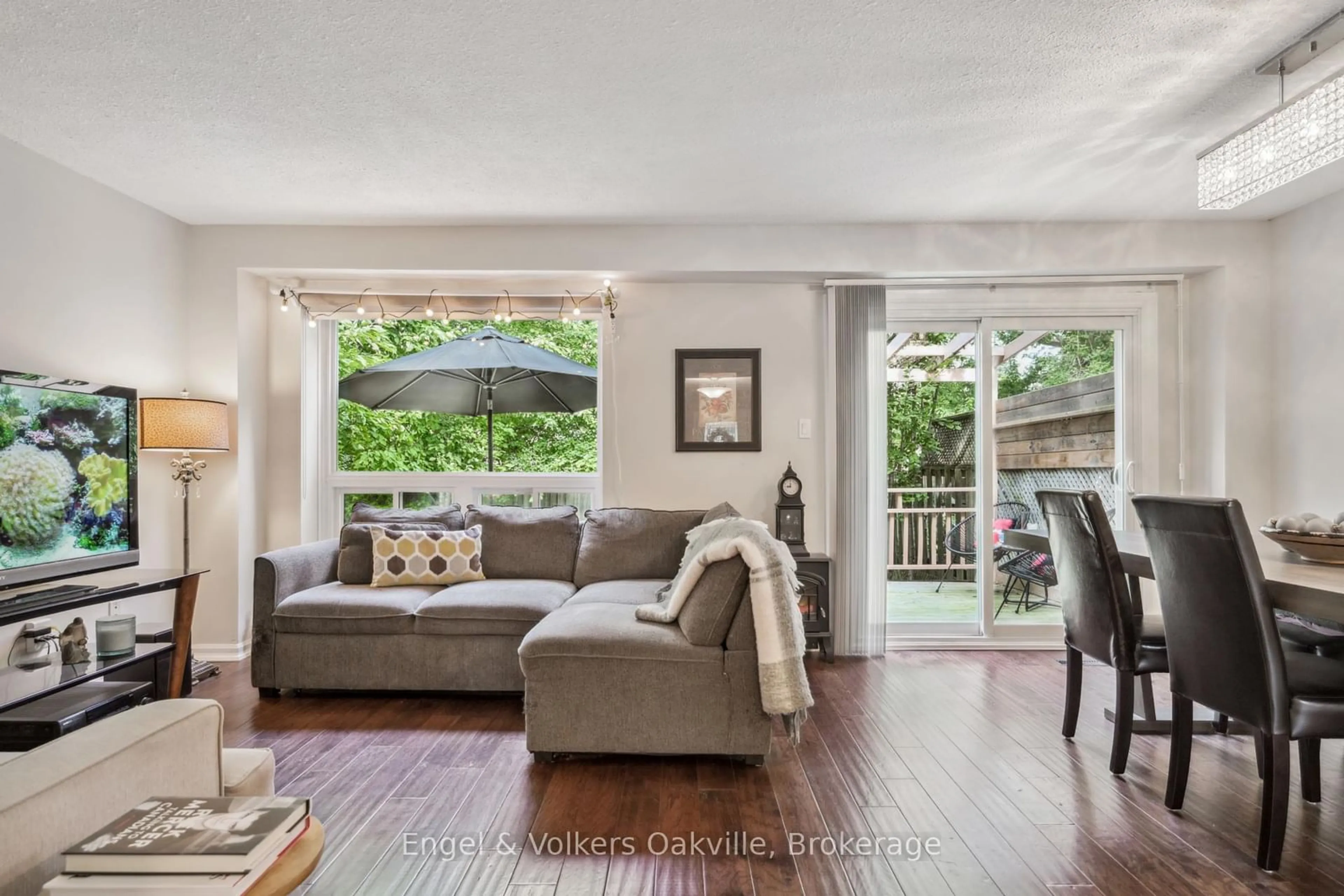 Living room with furniture, unknown for 1027 Elizabeth Pl, Oakville Ontario L6H 3H8