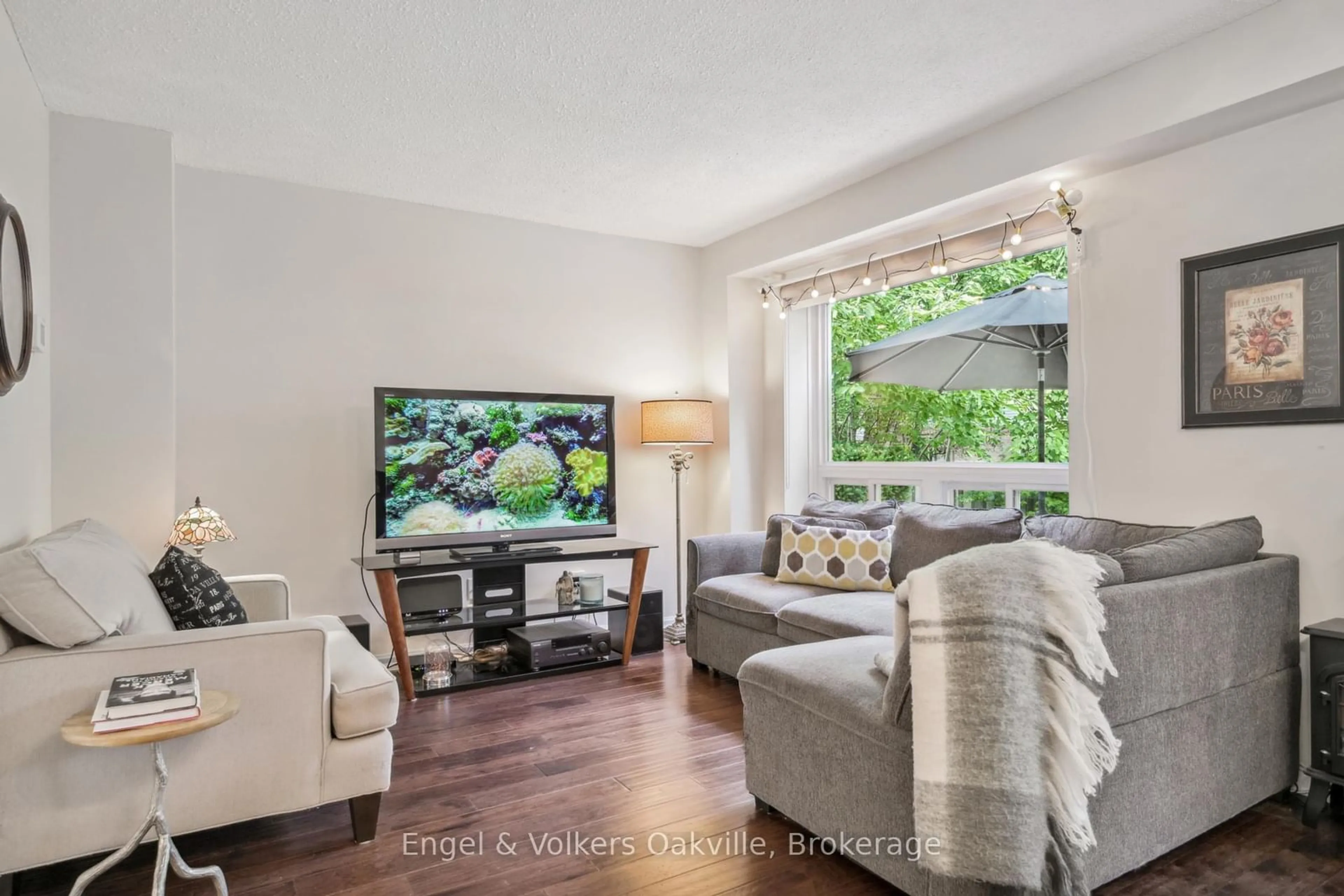 Living room with furniture, unknown for 1027 Elizabeth Pl, Oakville Ontario L6H 3H8