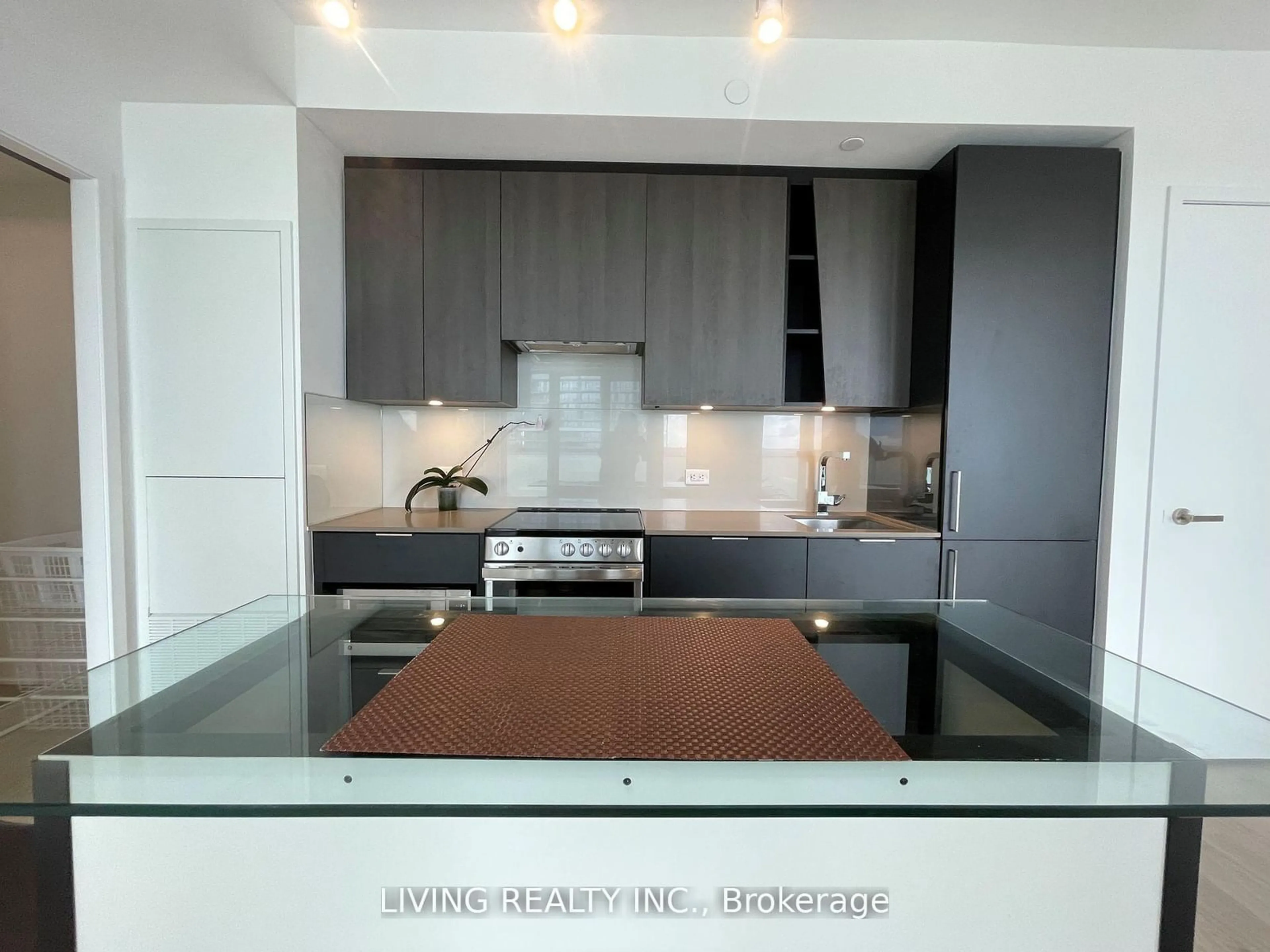 Contemporary kitchen, unknown for 3900 Confederation Pkwy #1505, Mississauga Ontario L5B 0M3