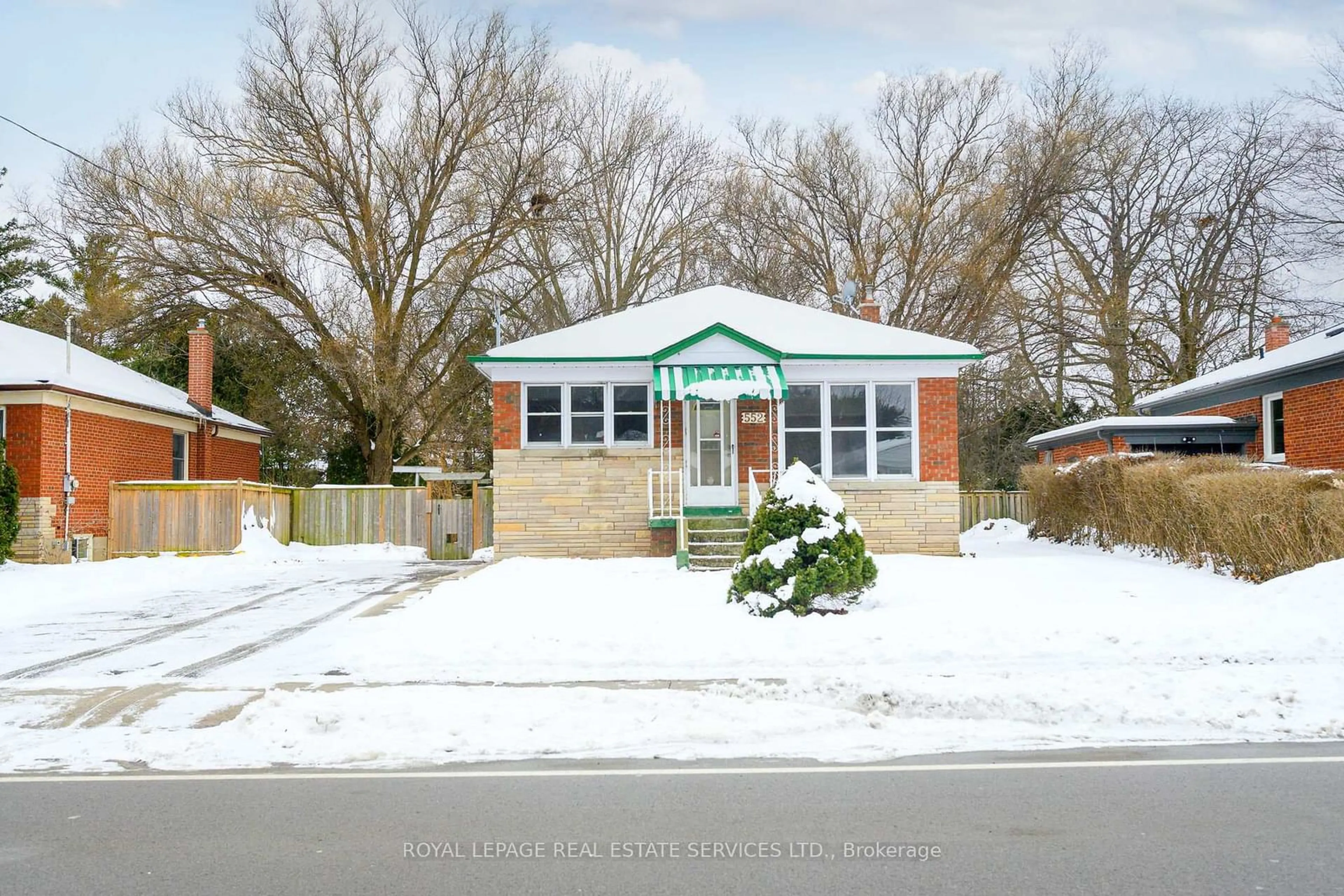 Home with brick exterior material, street for 552 Drury Lane, Burlington Ontario L7R 2X2