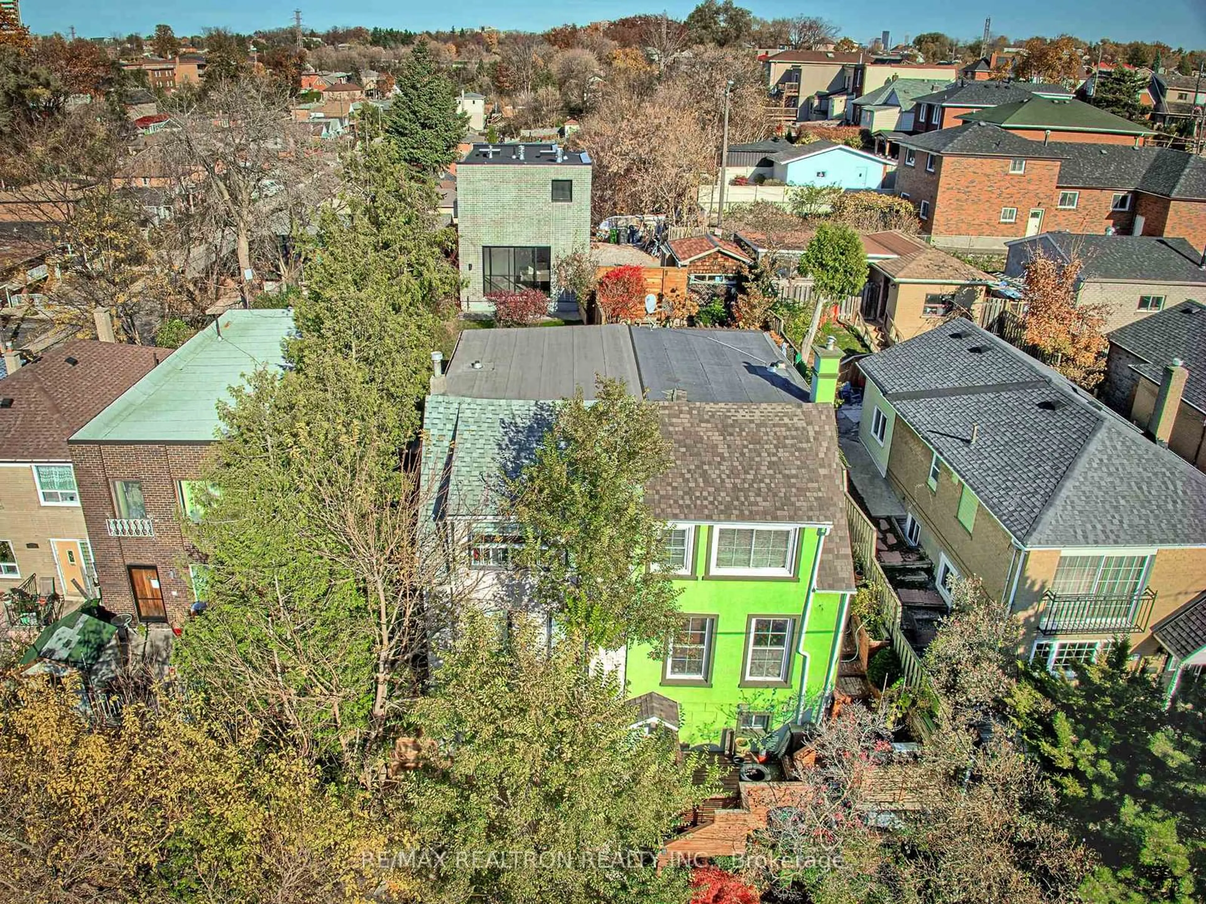 A pic from outside/outdoor area/front of a property/back of a property/a pic from drone, city buildings view from balcony for 421 Silverthorn Ave, Toronto Ontario M6M 3H1