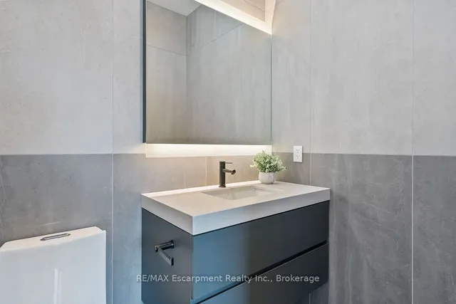 Additional property image - 1405 ACTON Cres