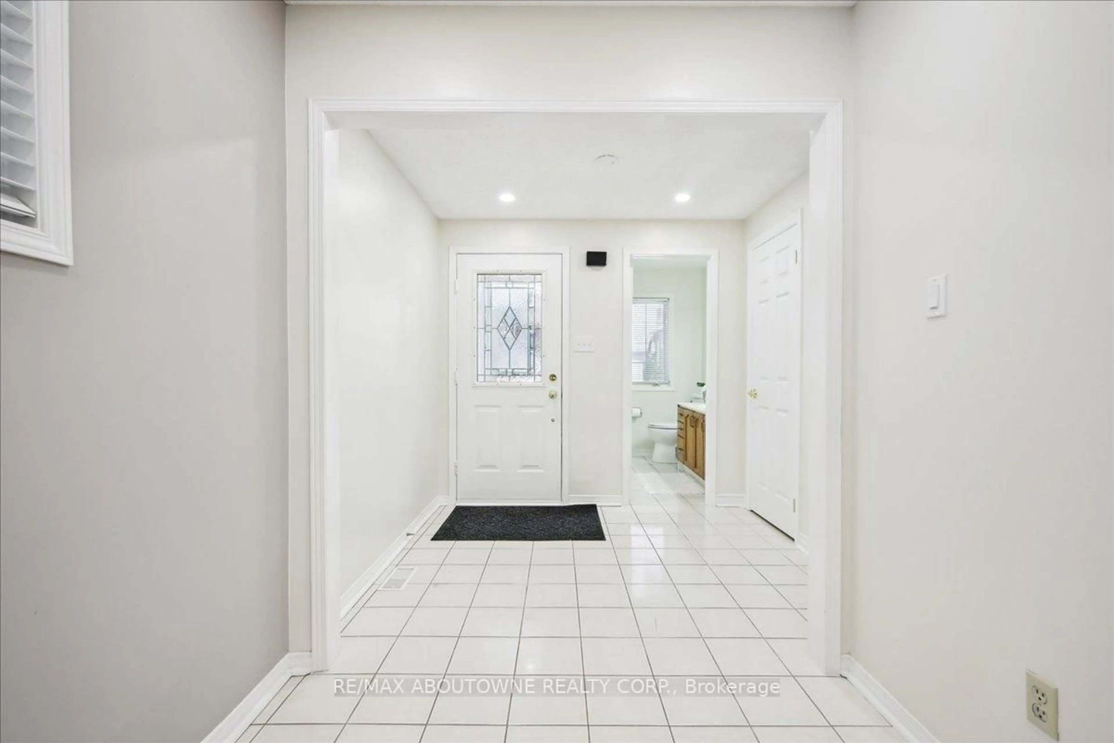 Indoor foyer for 560 Marlatt Dr, Oakville Ontario L6H 5X3