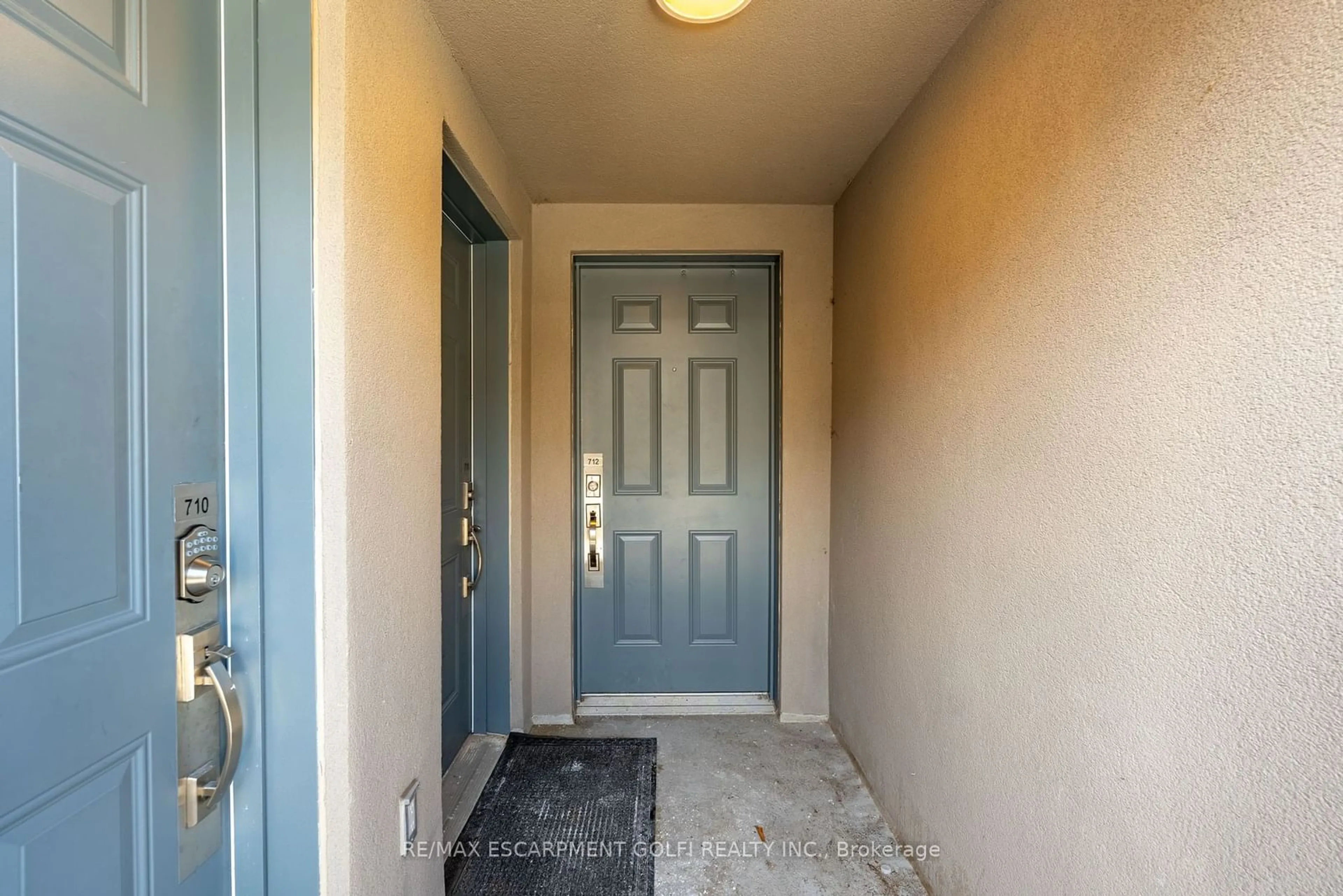 Indoor entryway for 1131 Cooke Blvd #712, Burlington Ontario L7T 0C3