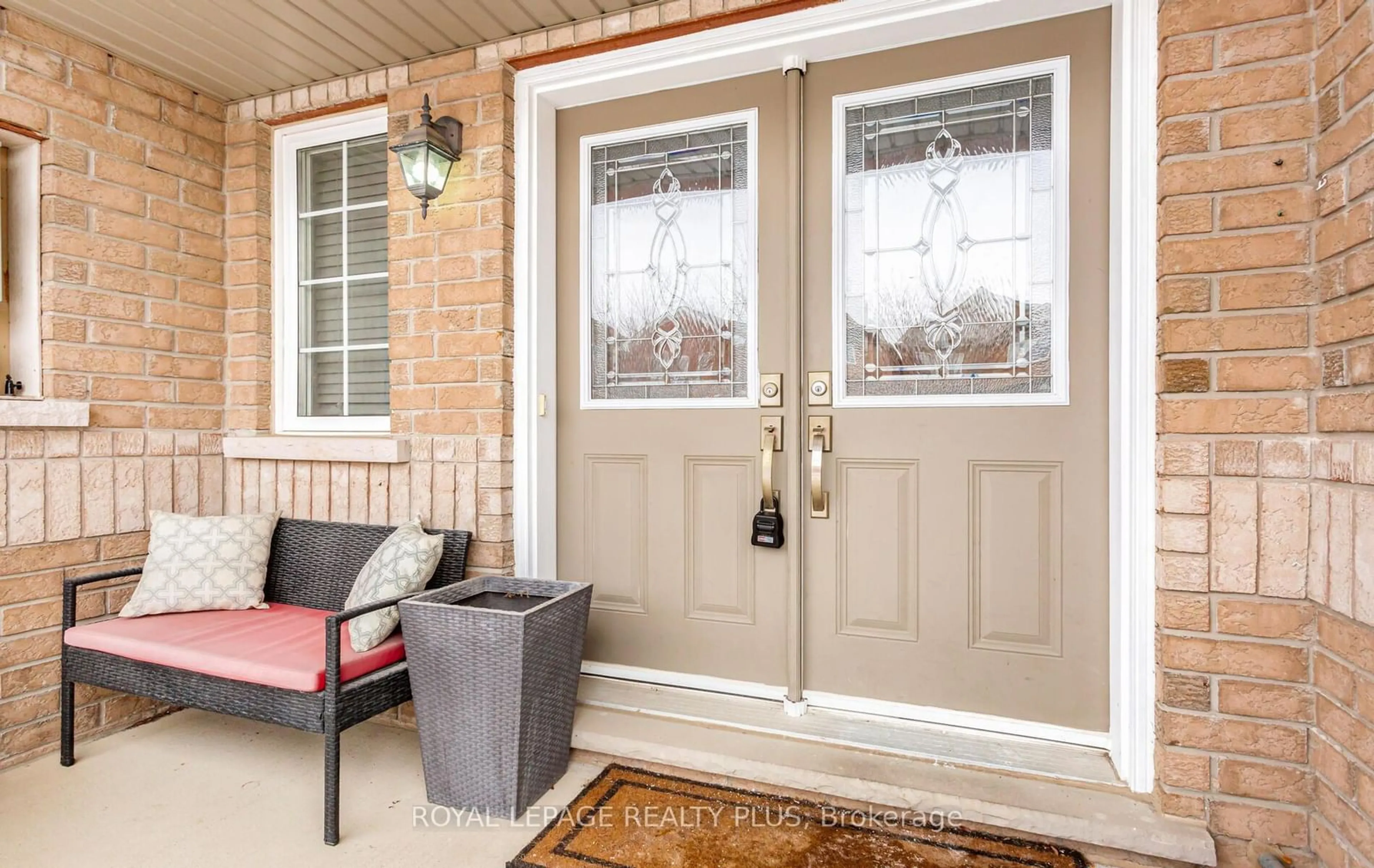 Indoor entryway for 123 Niagara Tr, Halton Hills Ontario L7G 0A6