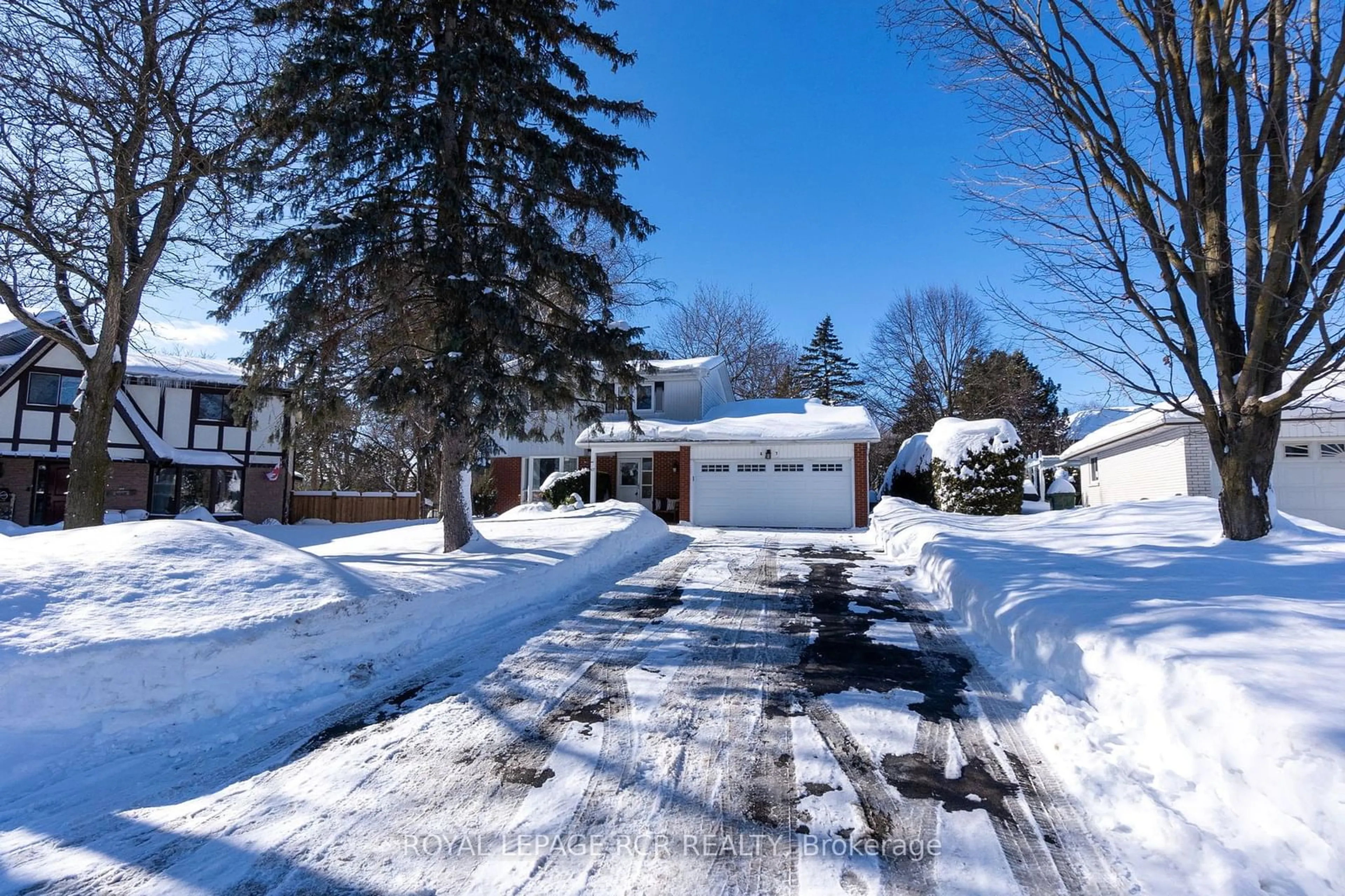 A pic from outside/outdoor area/front of a property/back of a property/a pic from drone, street for 67 Birchview Cres, Caledon Ontario L7E 3X2