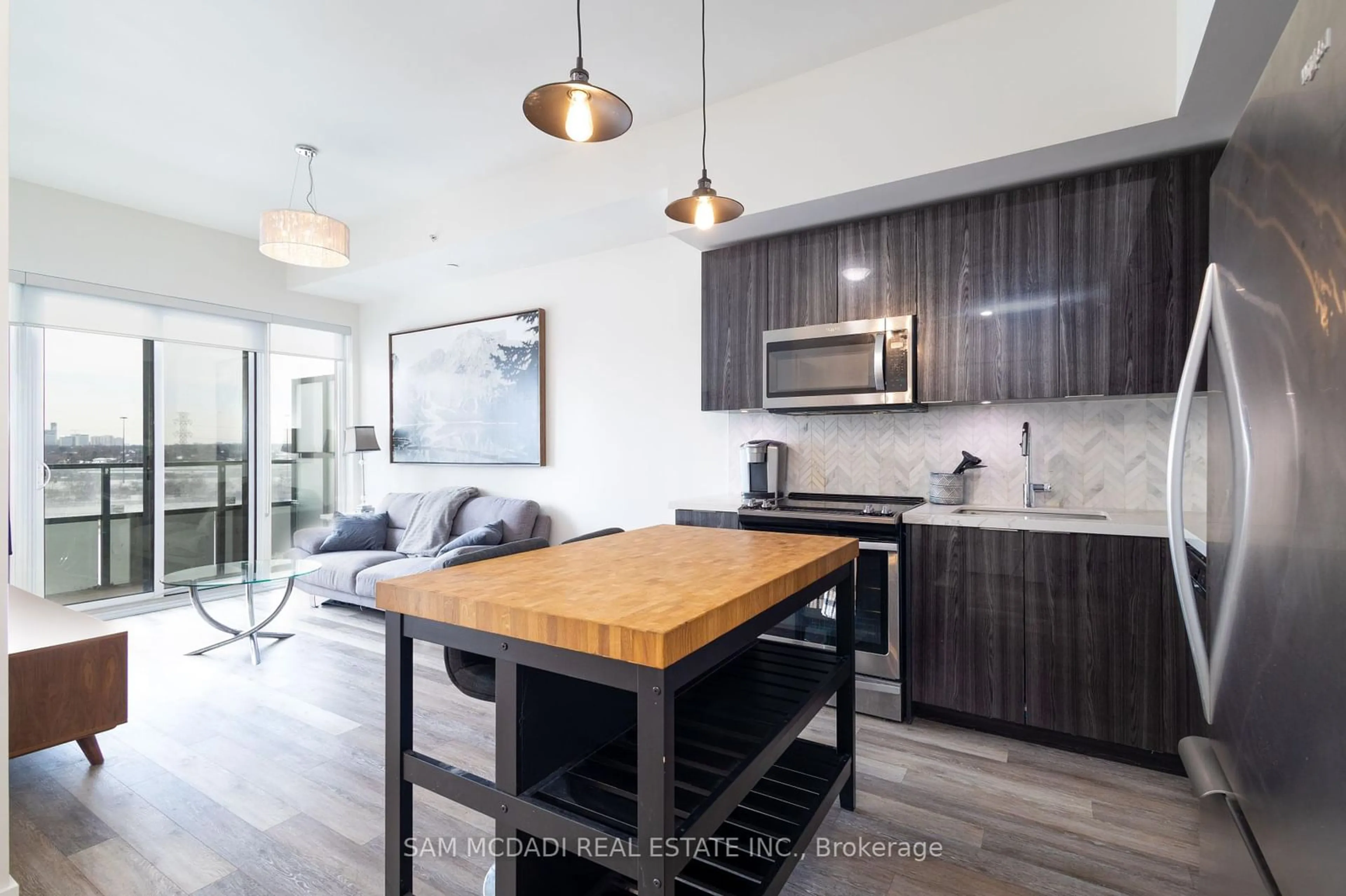 Open concept kitchen, wood/laminate floor for 30 Shore Breeze Dr #1024, Toronto Ontario M8V 0J1