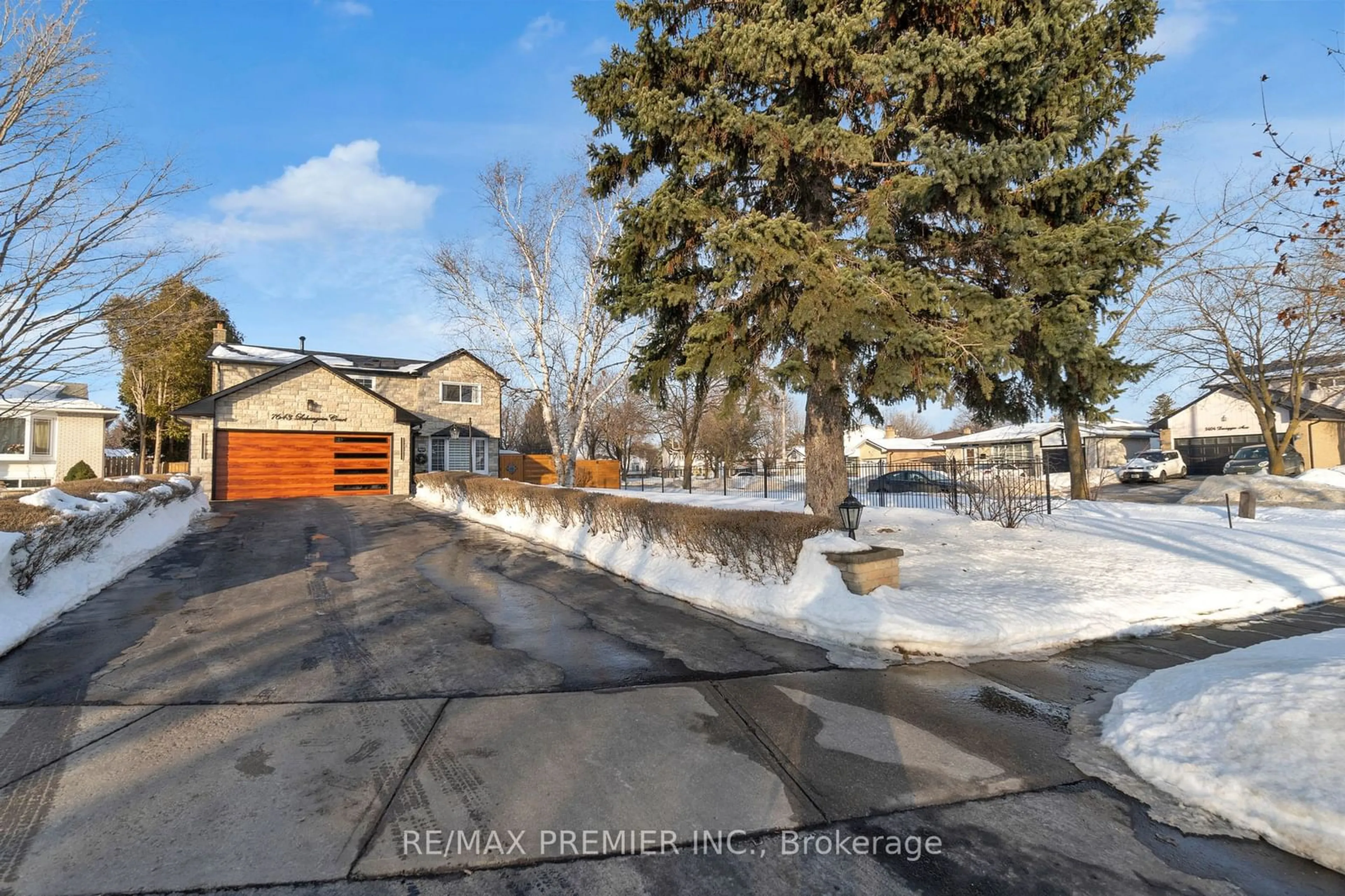 A pic from outside/outdoor area/front of a property/back of a property/a pic from drone, street for 7643 Lohengrin Crt, Mississauga Ontario L4T 3J1