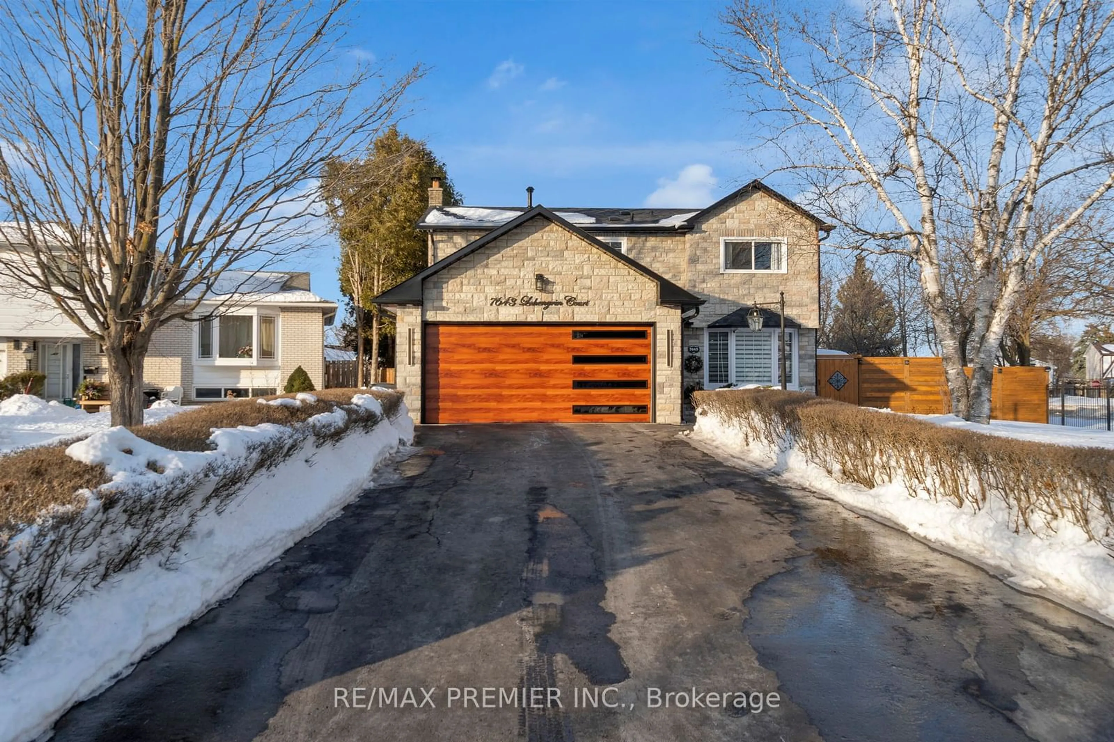 A pic from outside/outdoor area/front of a property/back of a property/a pic from drone, street for 7643 Lohengrin Crt, Mississauga Ontario L4T 3J1