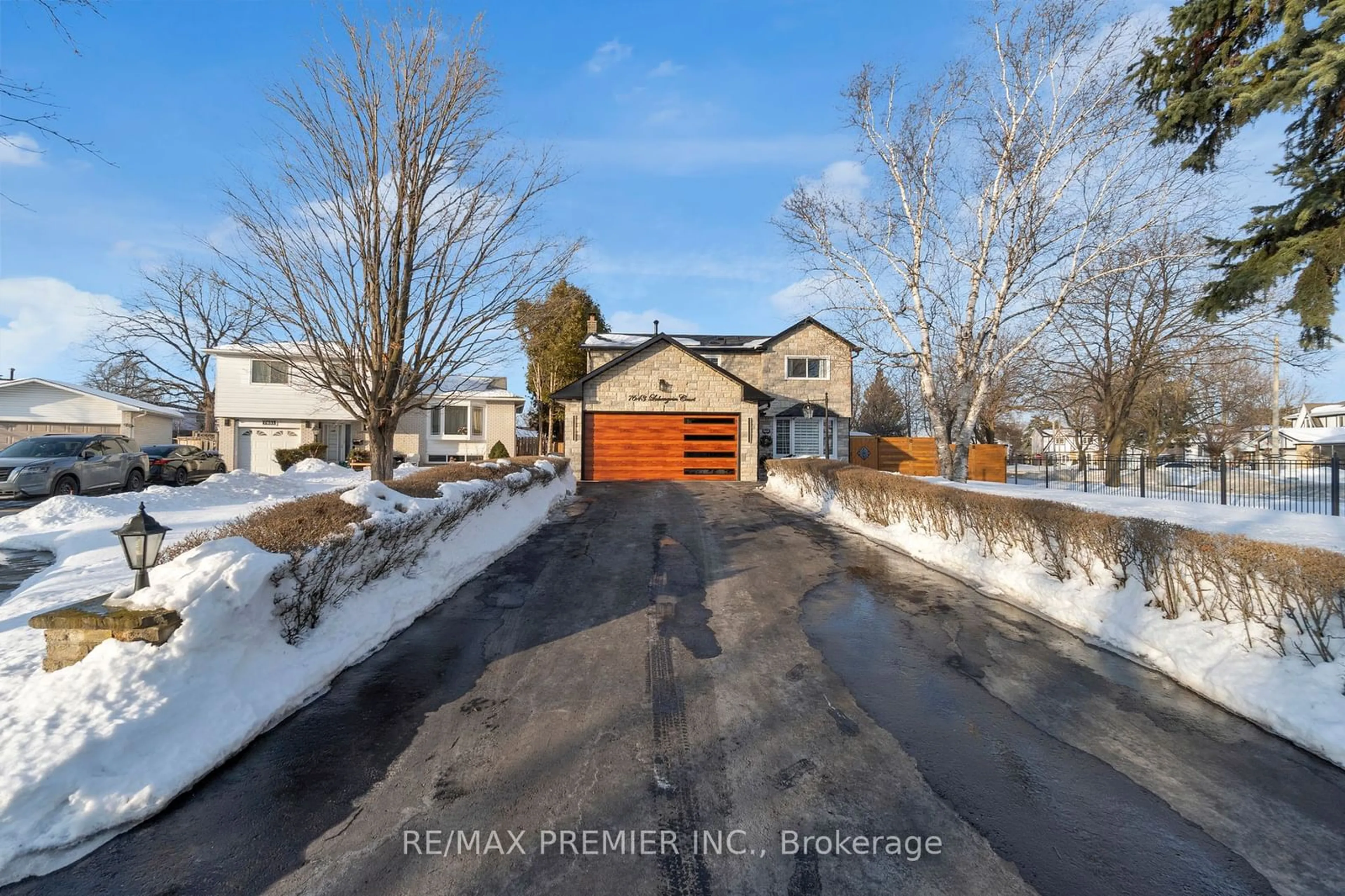 A pic from outside/outdoor area/front of a property/back of a property/a pic from drone, street for 7643 Lohengrin Crt, Mississauga Ontario L4T 3J1