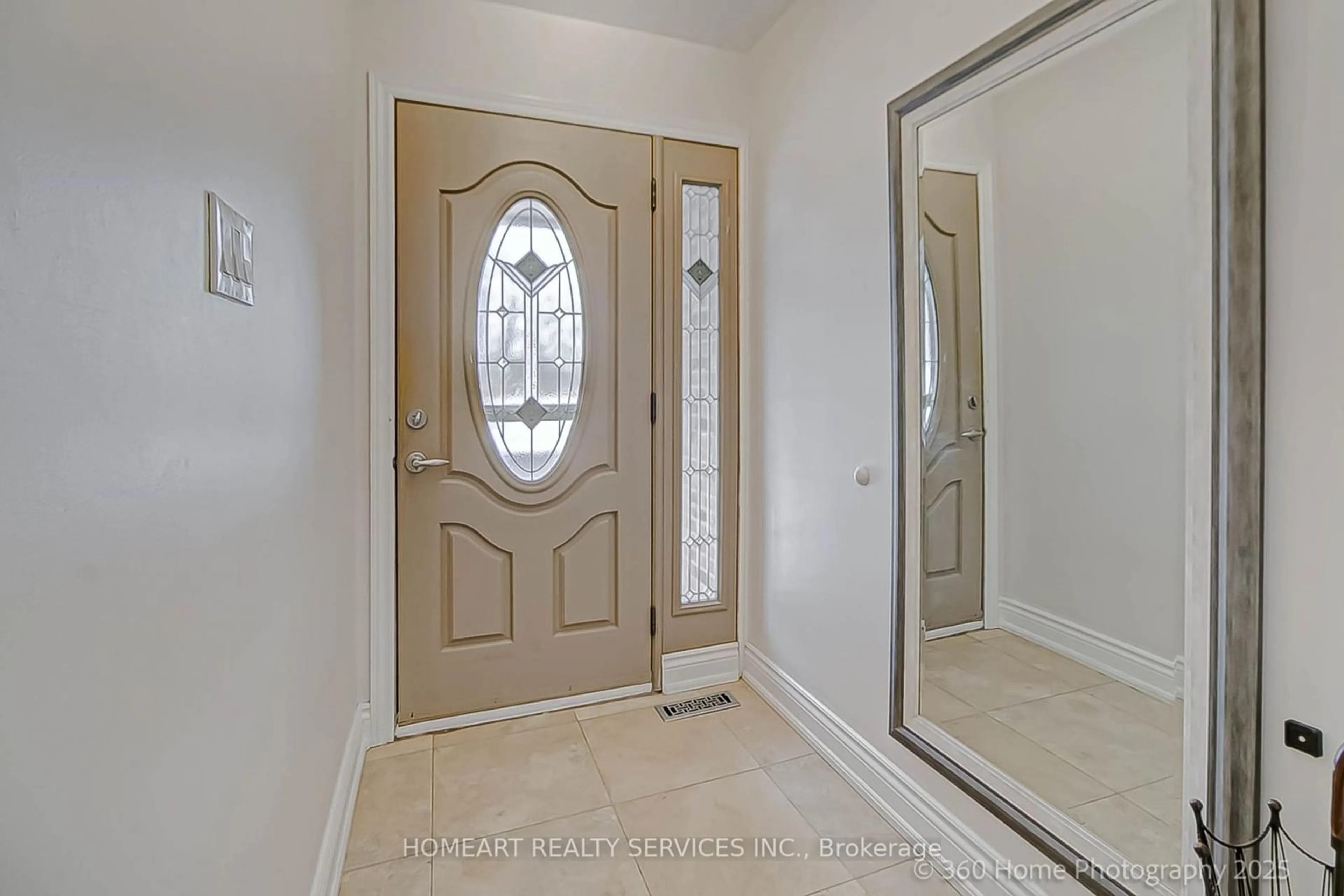 Indoor entryway for 1153 Runningbrook Dr, Mississauga Ontario L4Y 2T4