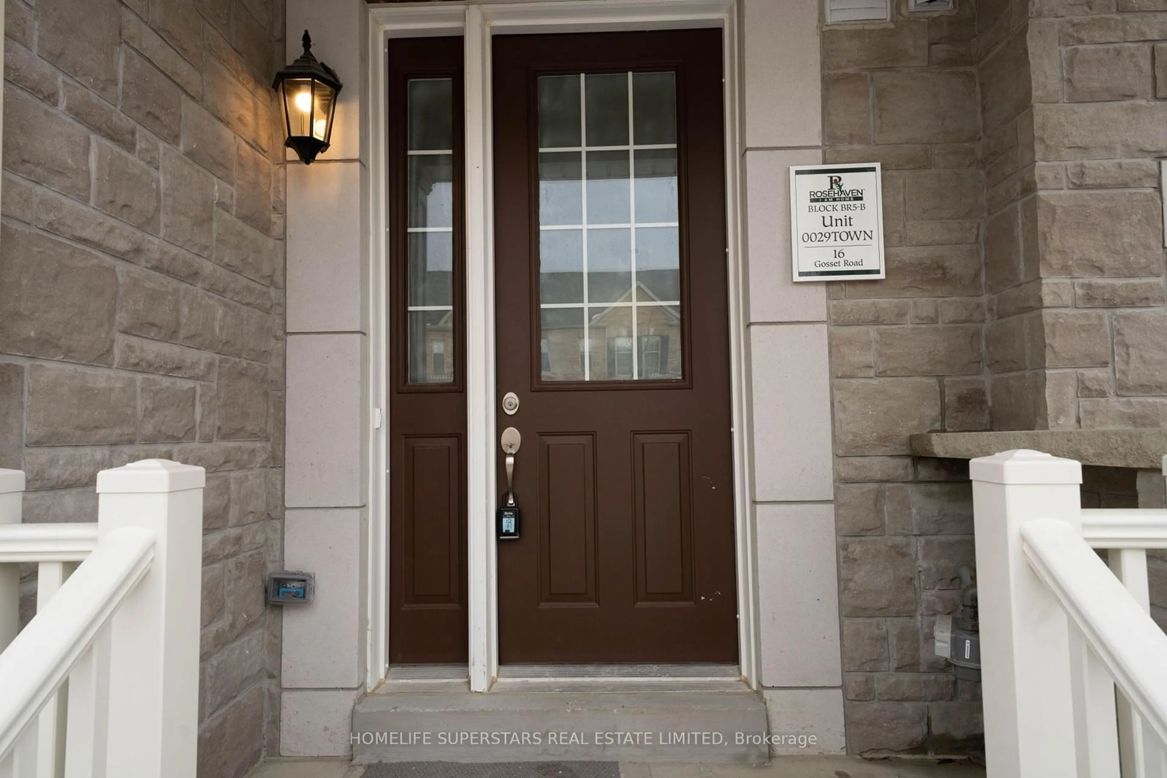 Indoor entryway for 16 Gosset Rd, Brampton Ontario L7A 0C3