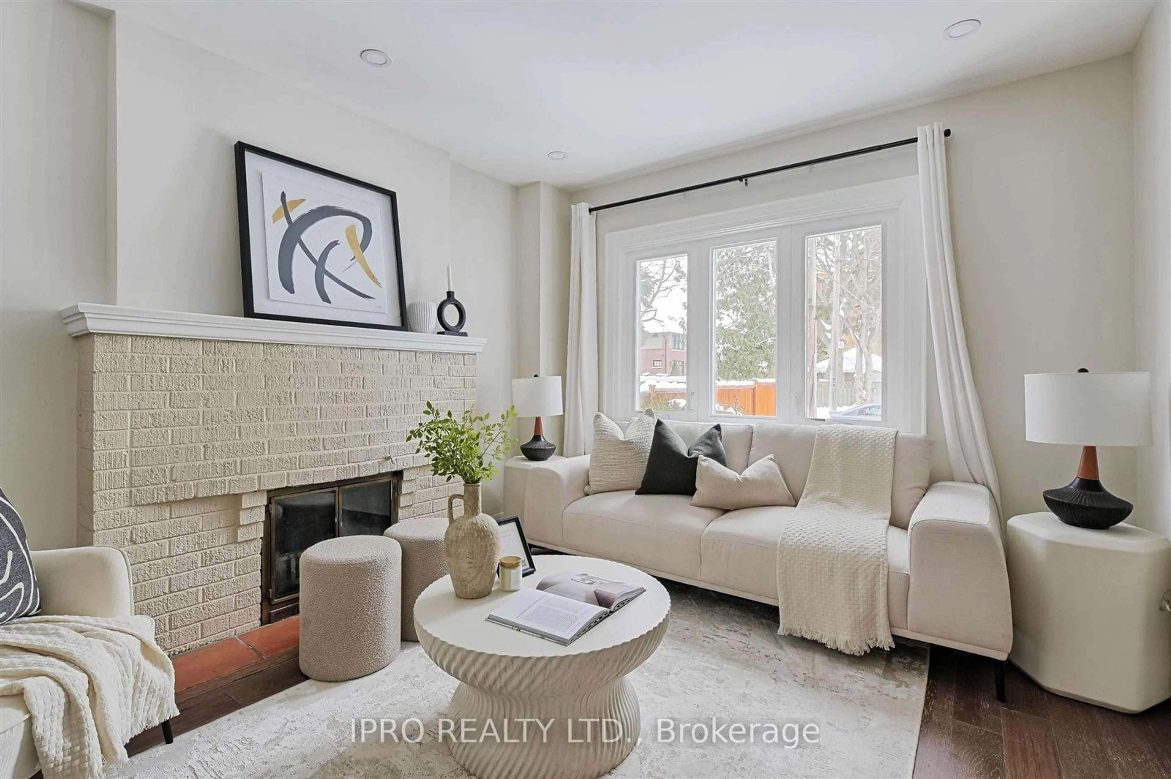 Living room with furniture, ceramic/tile floor for 20 THORNHILL Ave, Toronto Ontario M6S 4C4