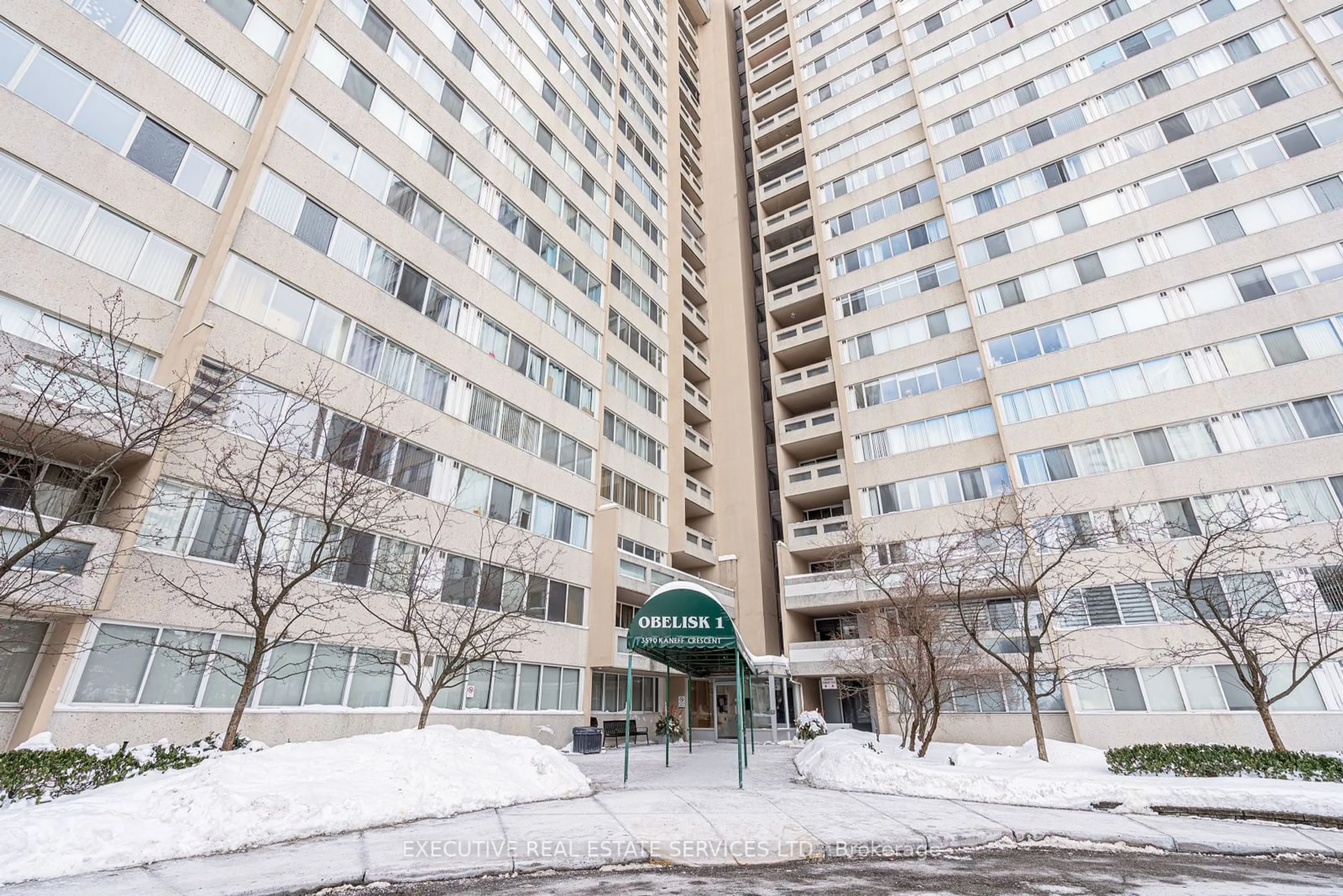 Indoor foyer for 3590 Kaneff Cres #1810, Mississauga Ontario L5A 3X3