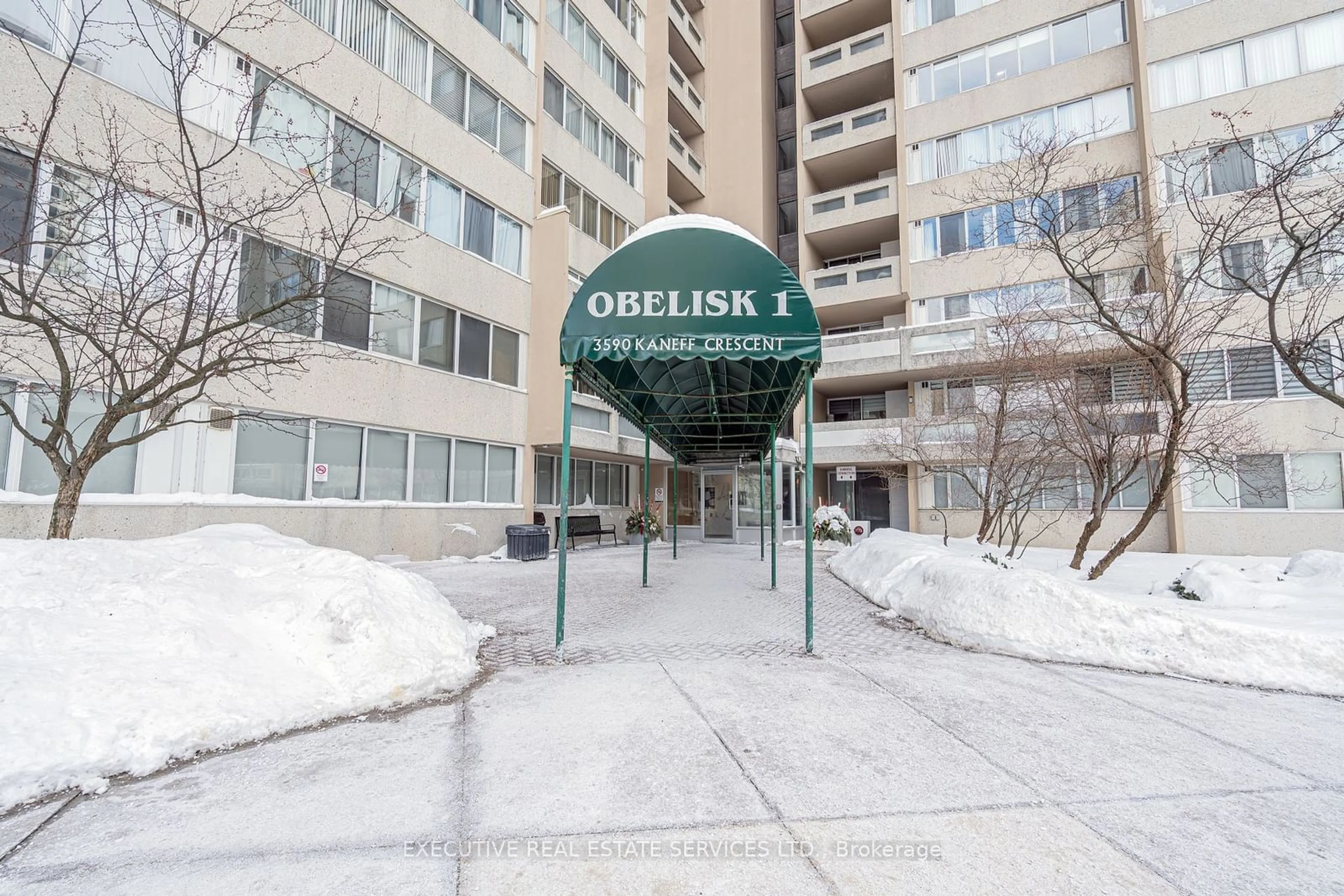 Indoor foyer for 3590 Kaneff Cres #1810, Mississauga Ontario L5A 3X3