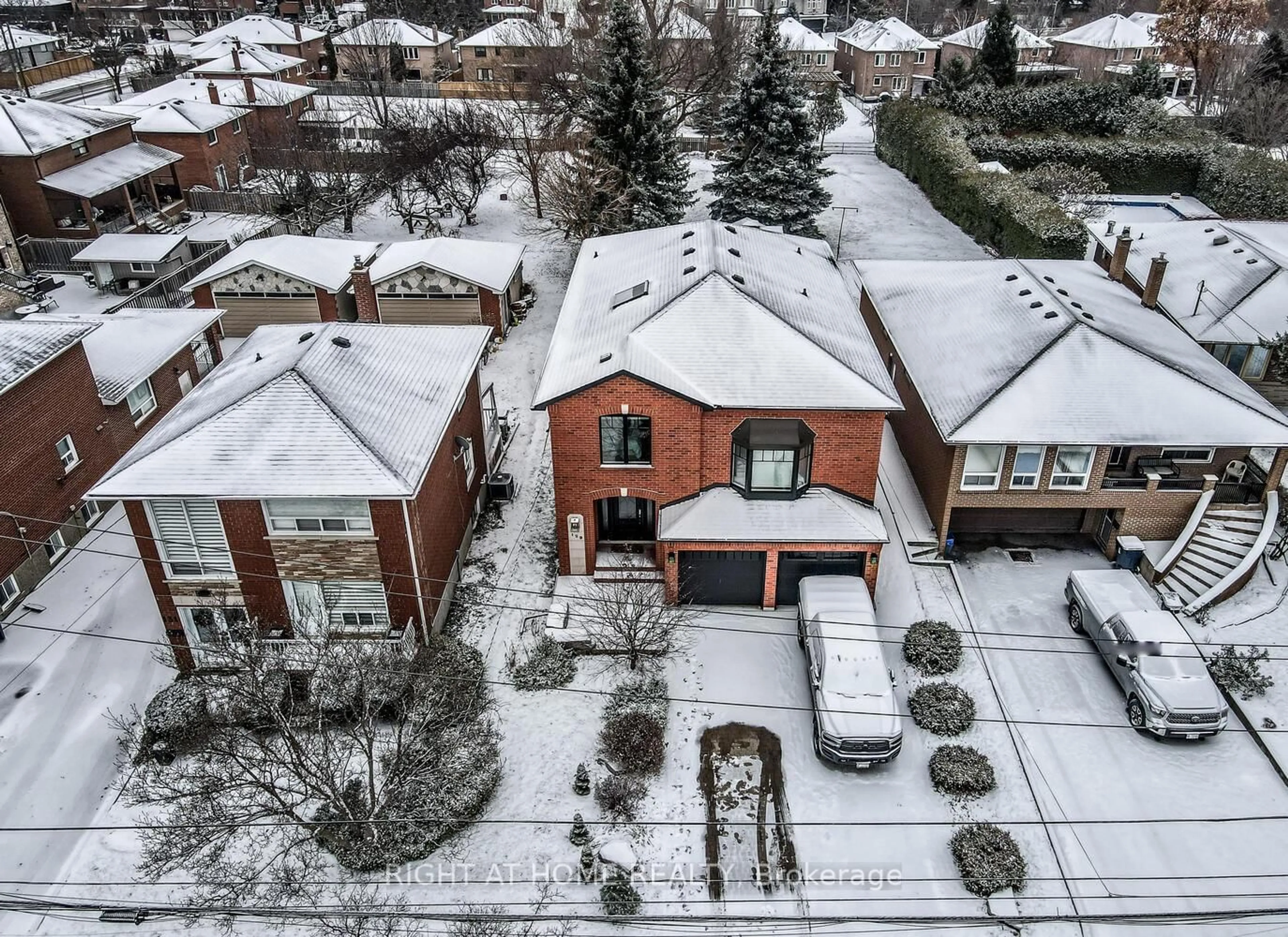 A pic from outside/outdoor area/front of a property/back of a property/a pic from drone, street for 129 Maple Leaf Dr, Toronto Ontario M6L 1N7