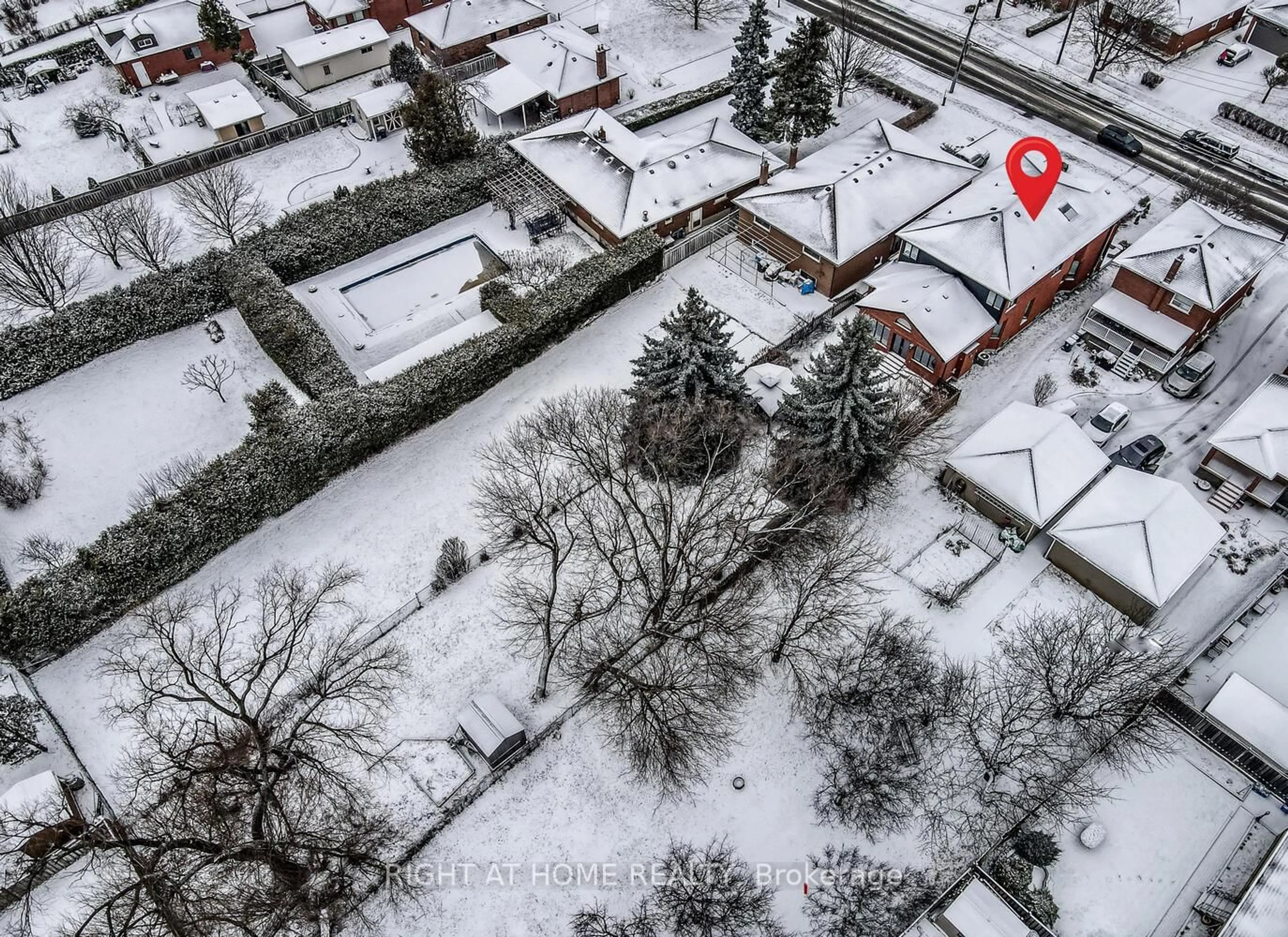 A pic from outside/outdoor area/front of a property/back of a property/a pic from drone, street for 129 Maple Leaf Dr, Toronto Ontario M6L 1N7
