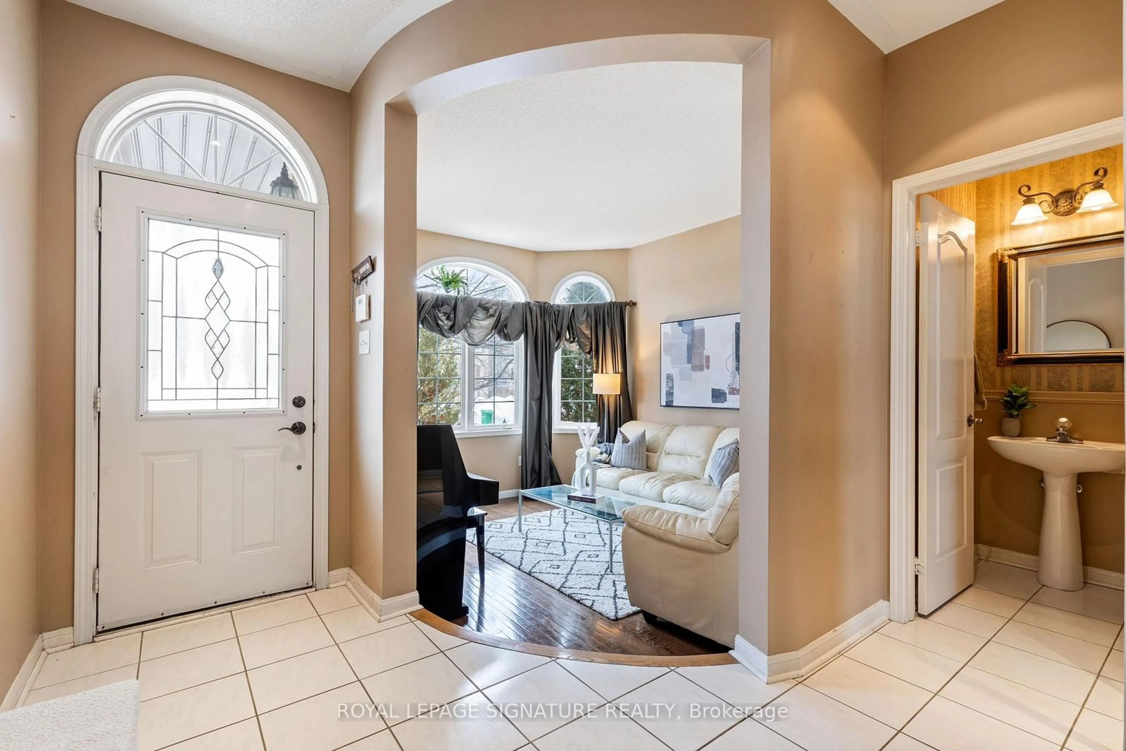 Indoor entryway for 3807 Deepwood Hts, Mississauga Ontario L5M 6M6