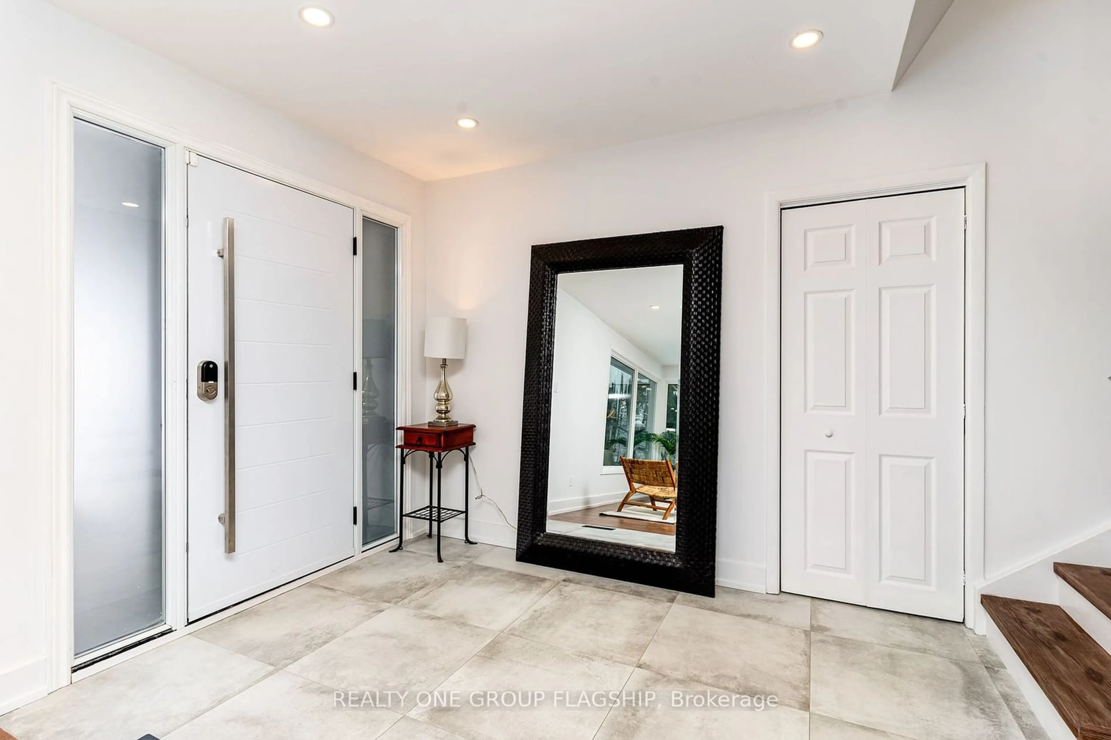 Indoor entryway for 1135 Greenoaks Dr, Mississauga Ontario L5J 3A1