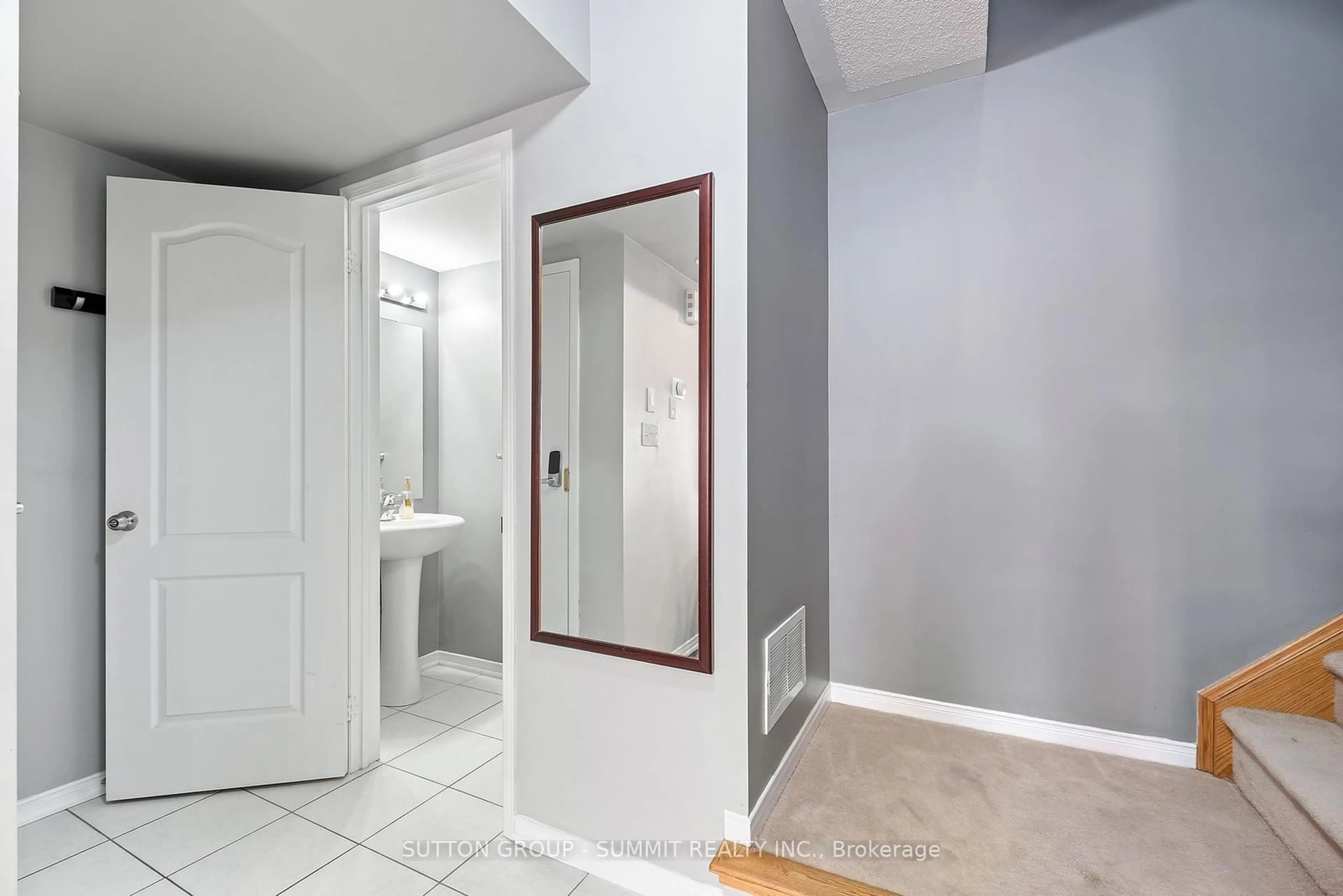 Indoor entryway for 35 Hays Blvd #14, Oakville Ontario L6H 0J1