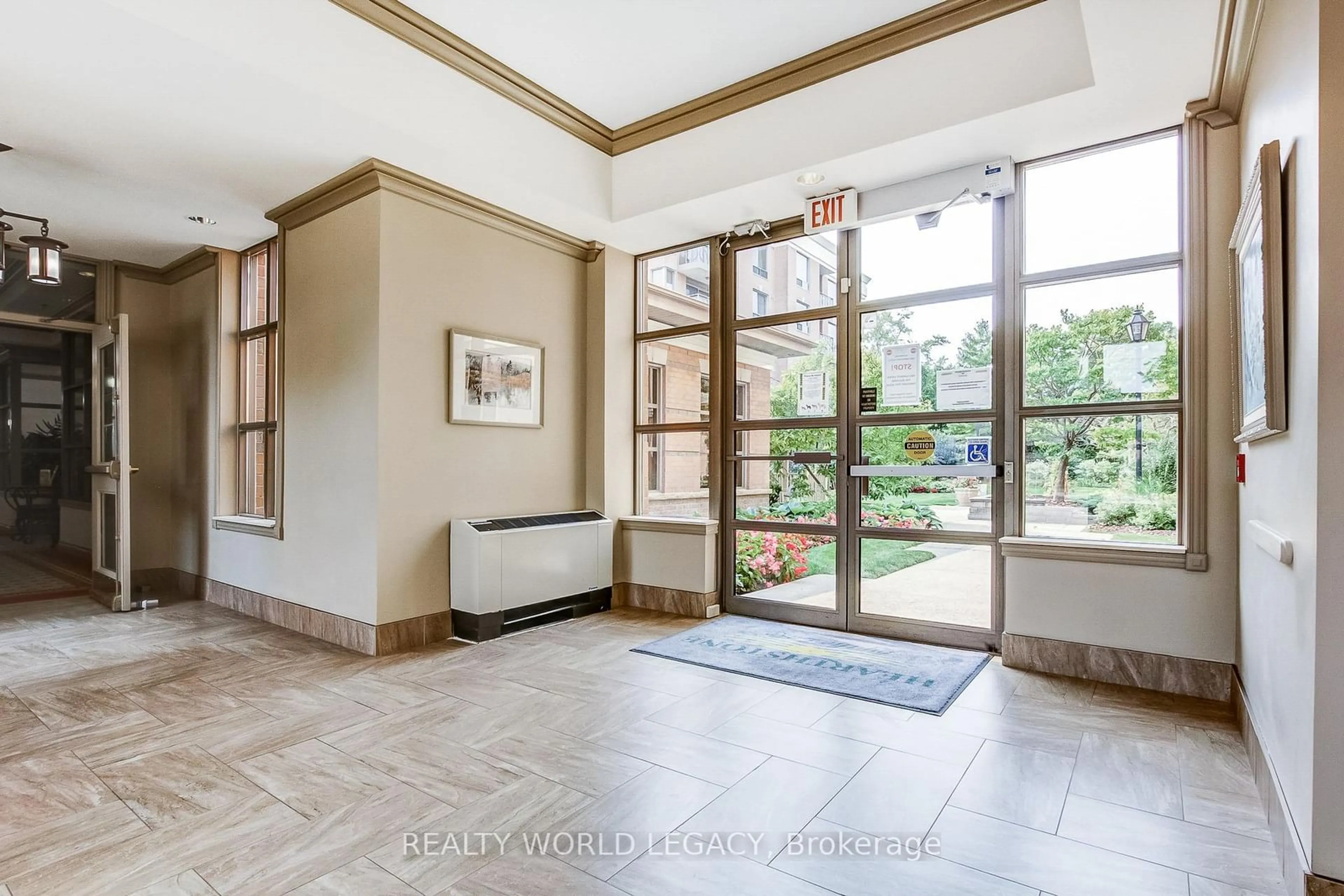 Indoor foyer for 100 Burloak Dr #2405, Burlington Ontario L7L 6P6