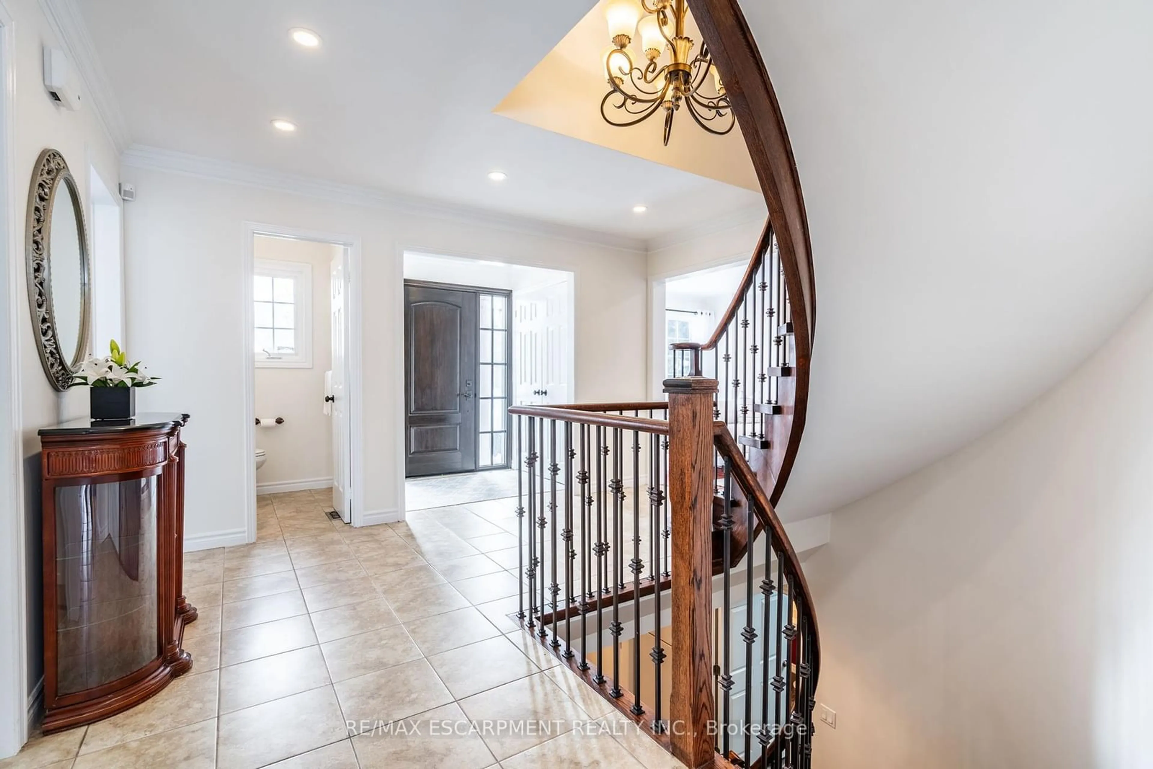 Indoor entryway for 2049 Country Club Dr, Burlington Ontario L7M 3Z2