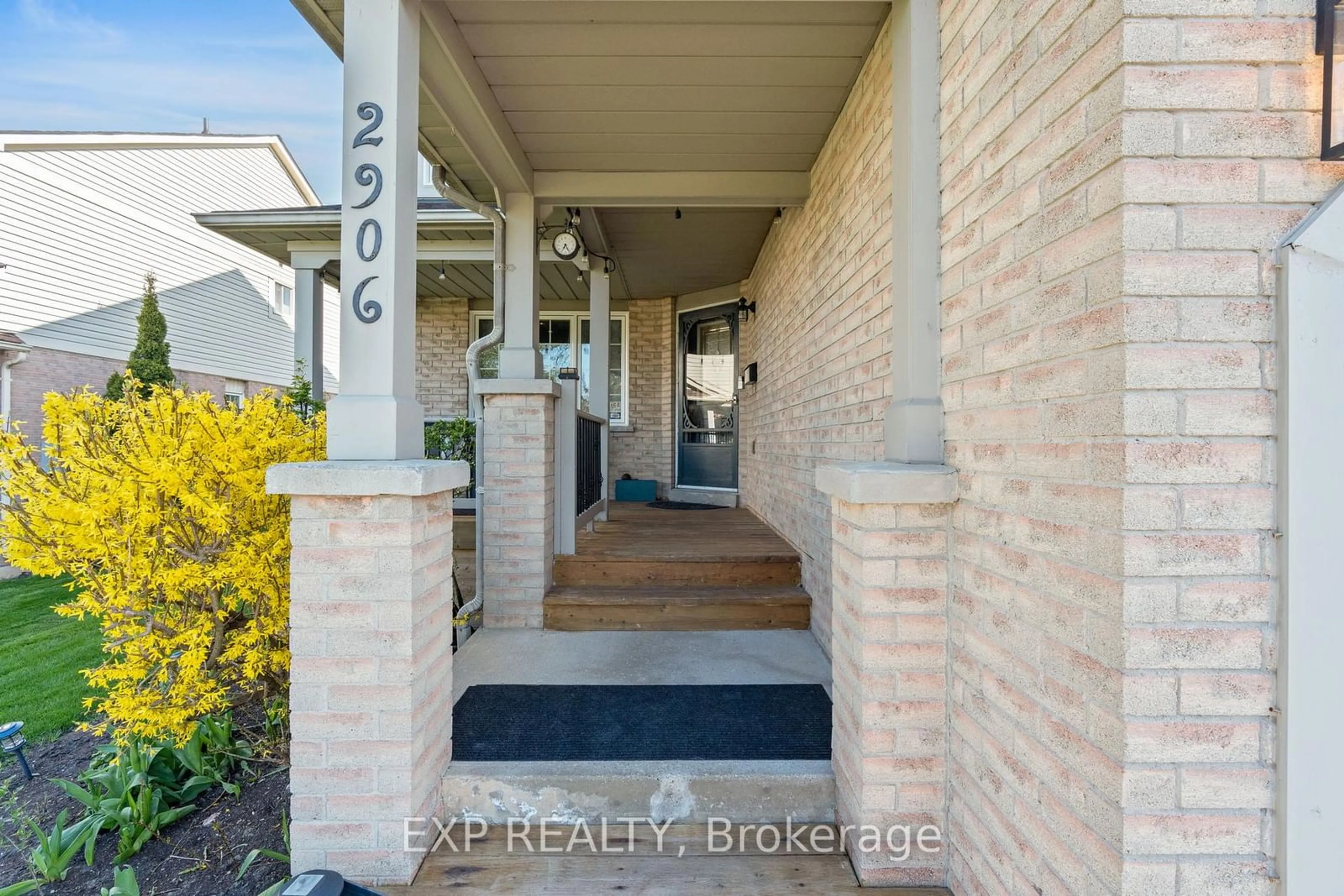 Indoor entryway for 2906 Peacock Dr, Mississauga Ontario L5M 5S2