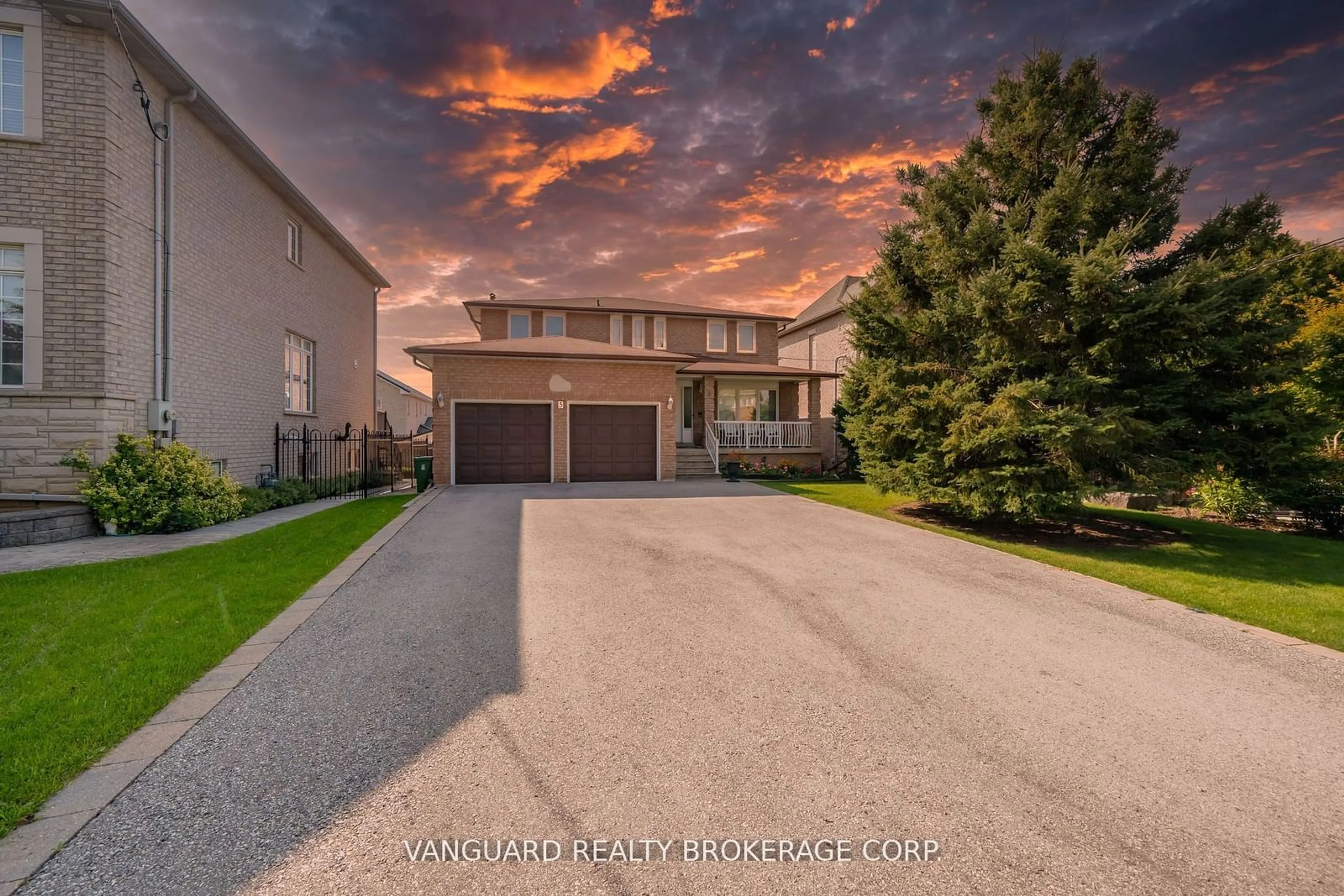 A pic from outside/outdoor area/front of a property/back of a property/a pic from drone, street for 5 Norris Pl, Toronto Ontario M9M 1K6