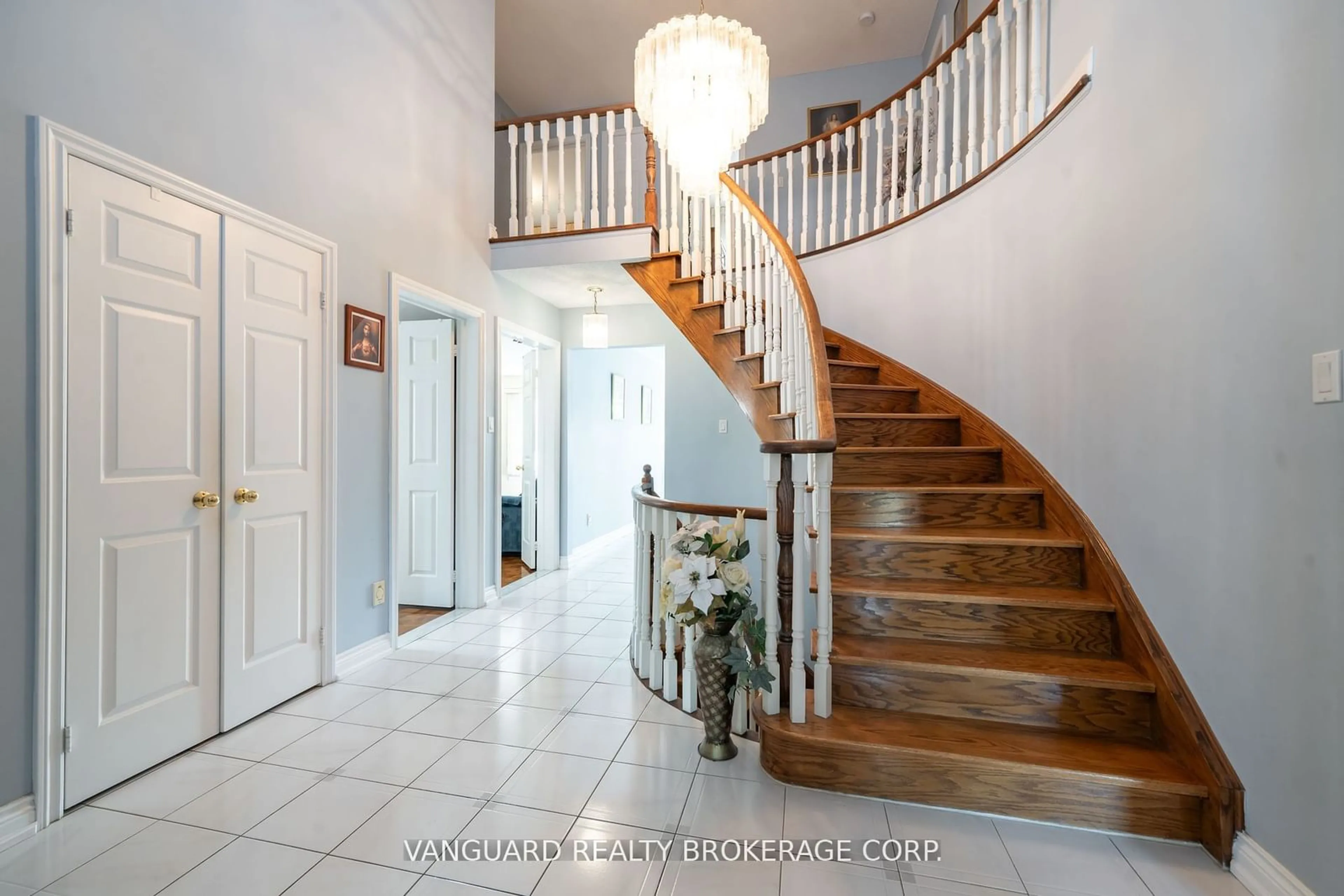 Indoor foyer for 5 Norris Pl, Toronto Ontario M9M 1K6