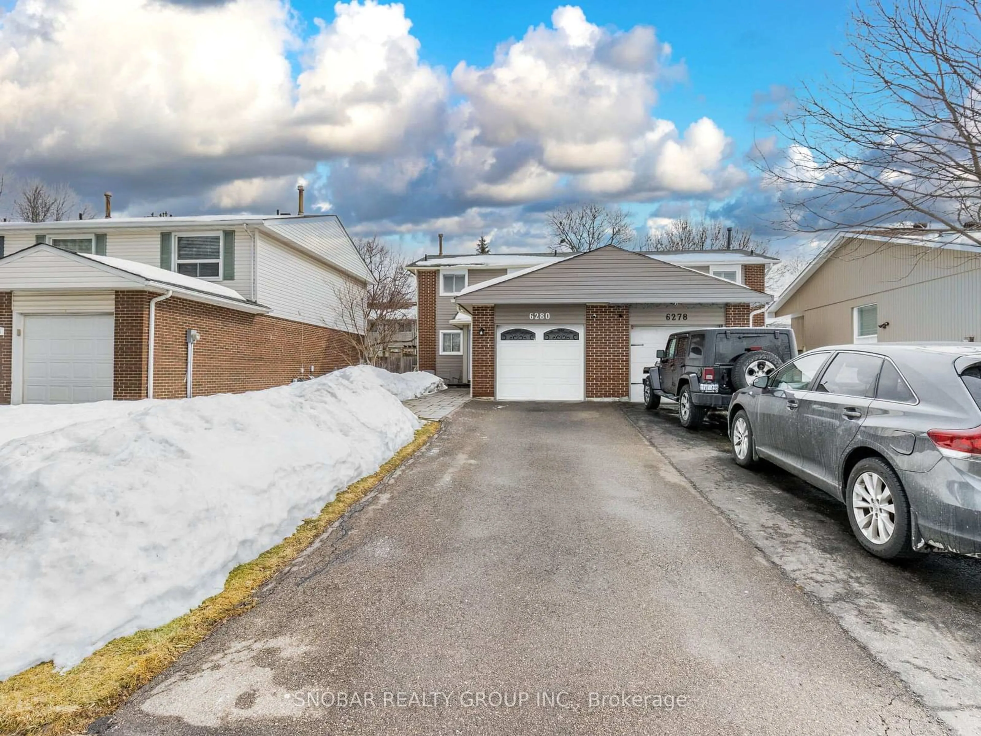 A pic from outside/outdoor area/front of a property/back of a property/a pic from drone, street for 6280 Starfield Cres, Mississauga Ontario L5N 1X4