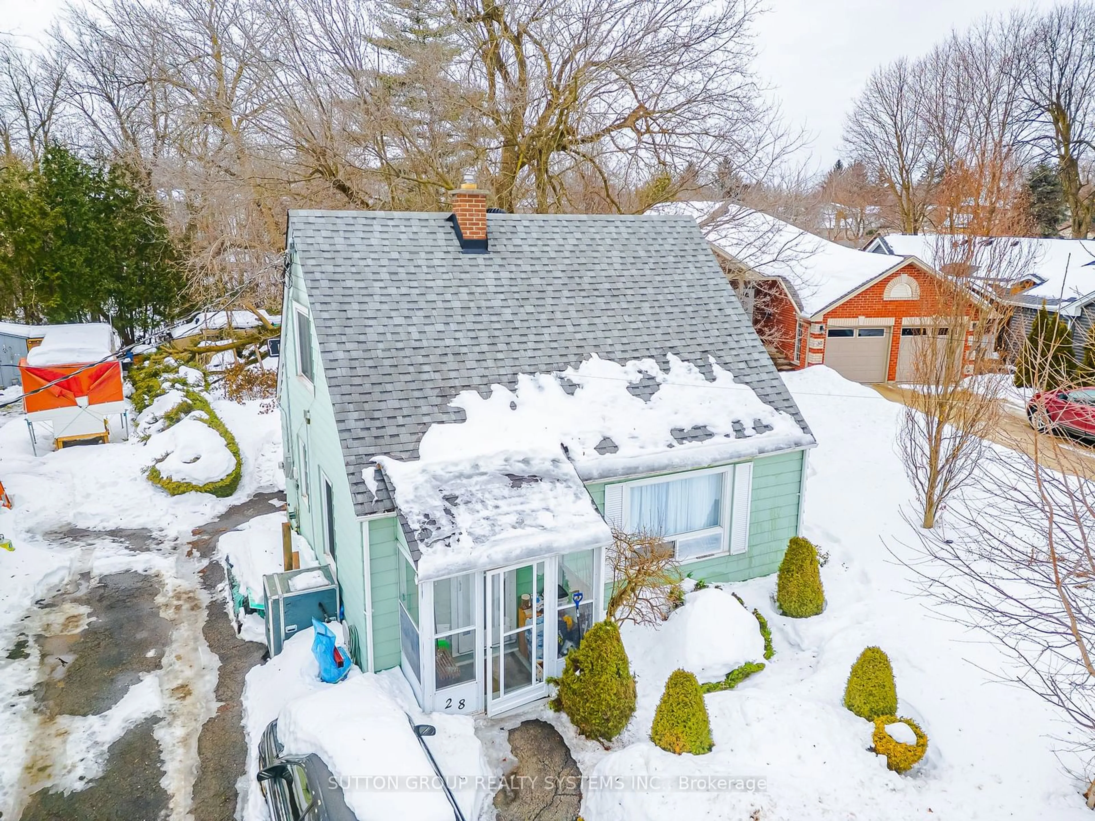 A pic from outside/outdoor area/front of a property/back of a property/a pic from drone, street for 28 Churchill Cres, Halton Hills Ontario L7G 2N1