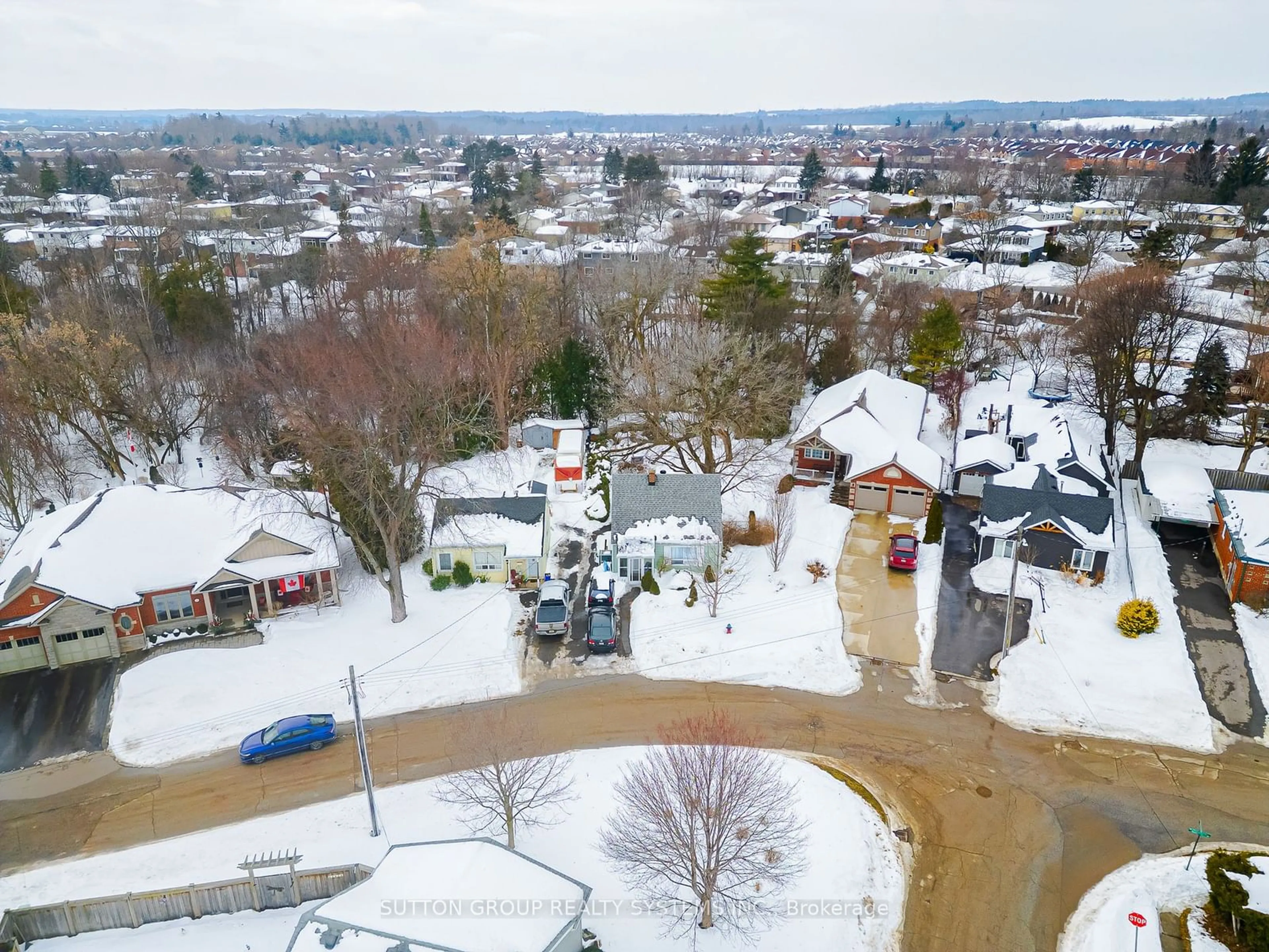 A pic from outside/outdoor area/front of a property/back of a property/a pic from drone, street for 28 Churchill Cres, Halton Hills Ontario L7G 2N1