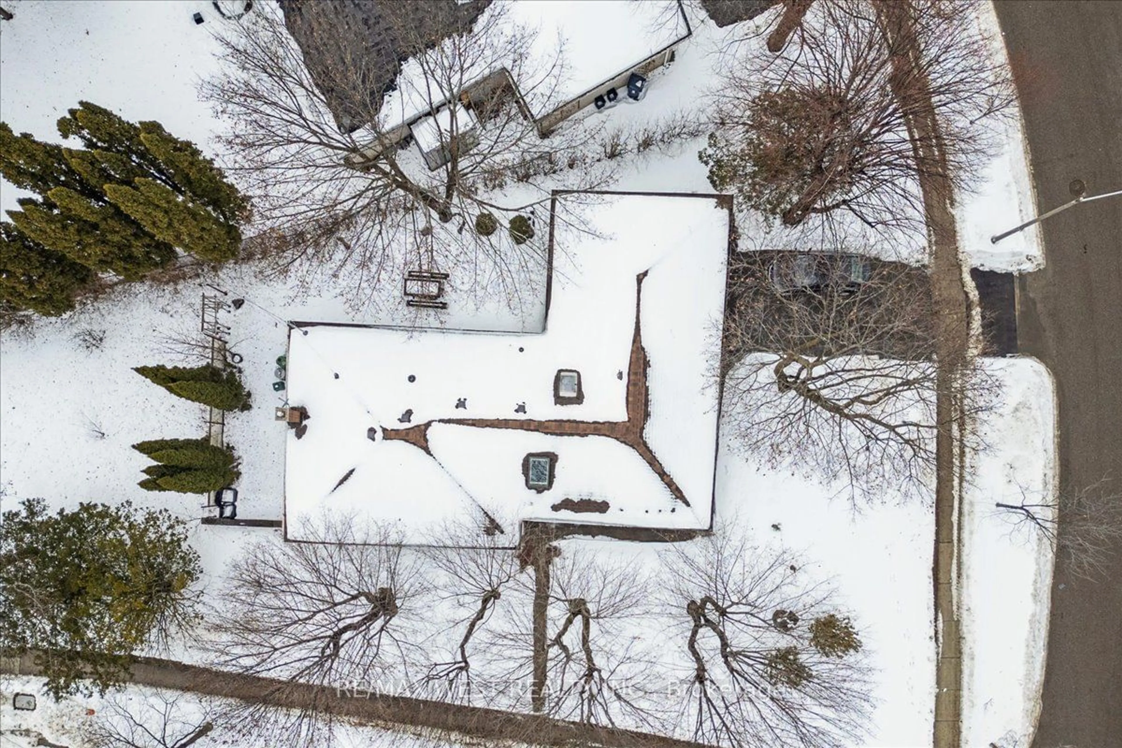 A pic from outside/outdoor area/front of a property/back of a property/a pic from drone, street for 52 Broadfield Dr, Toronto Ontario M9C 1L7