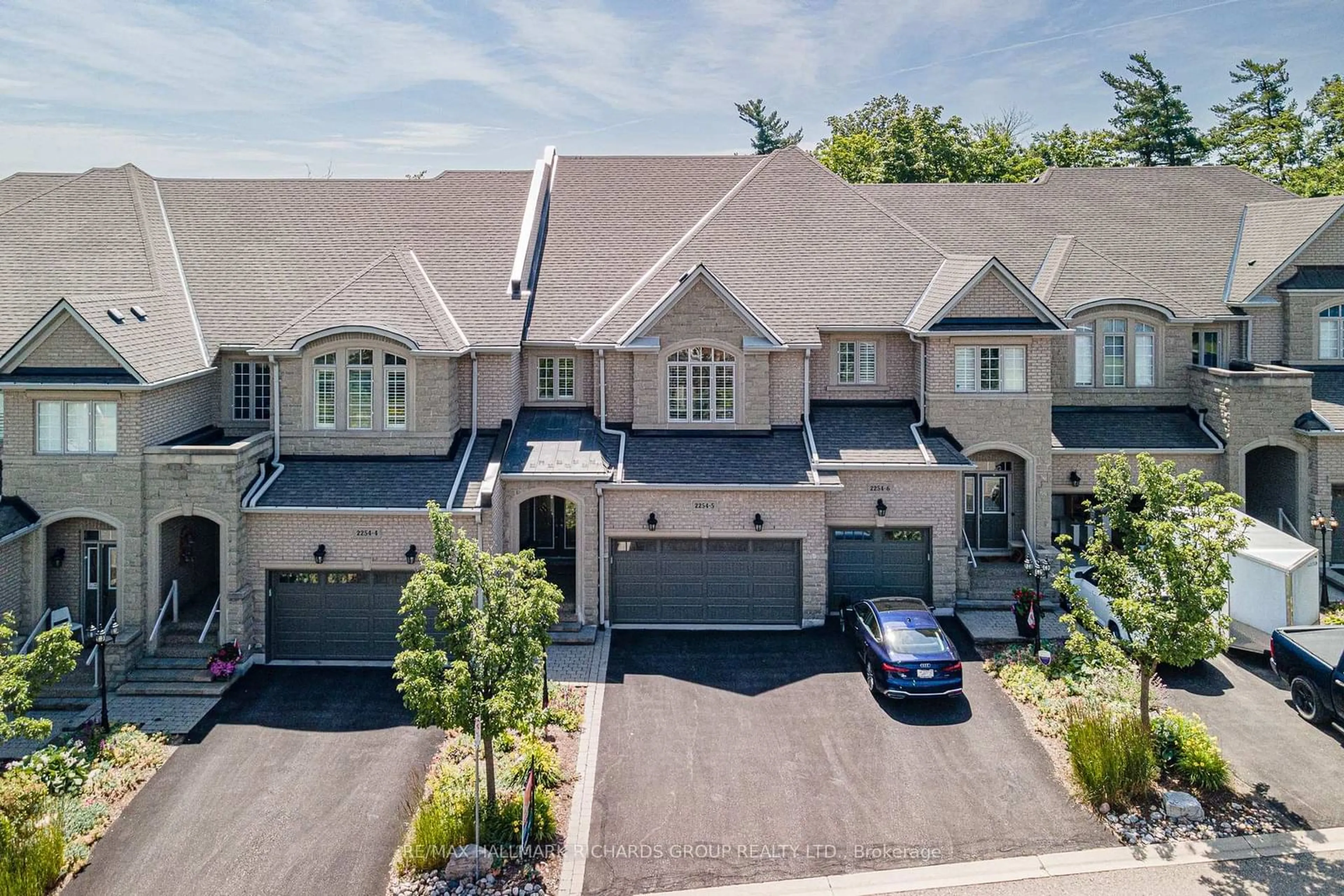 A pic from outside/outdoor area/front of a property/back of a property/a pic from drone, street for 2254 Rockingham Dr #5, Oakville Ontario L6H 7H8