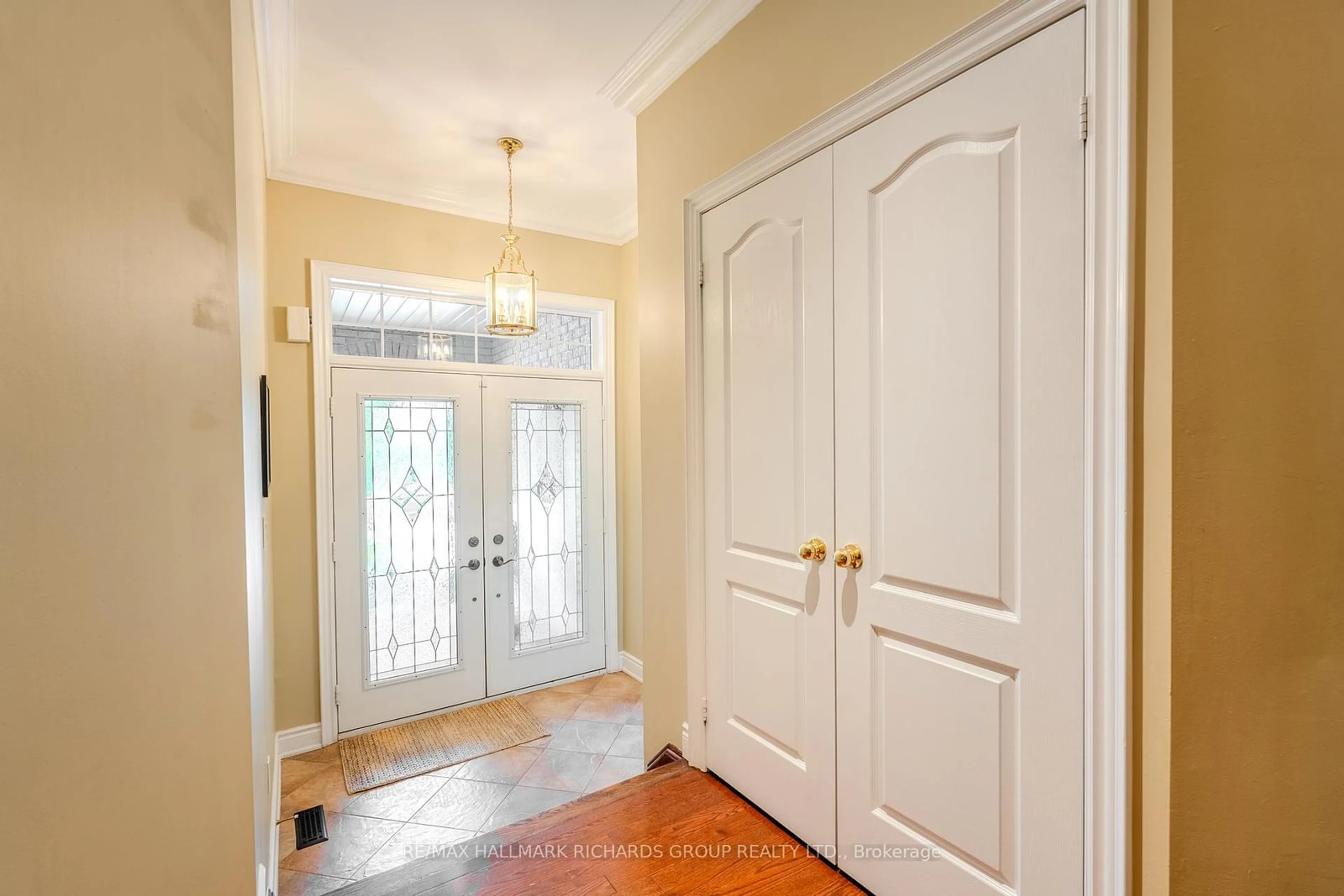 Indoor entryway for 2254 Rockingham Dr #5, Oakville Ontario L6H 7H8