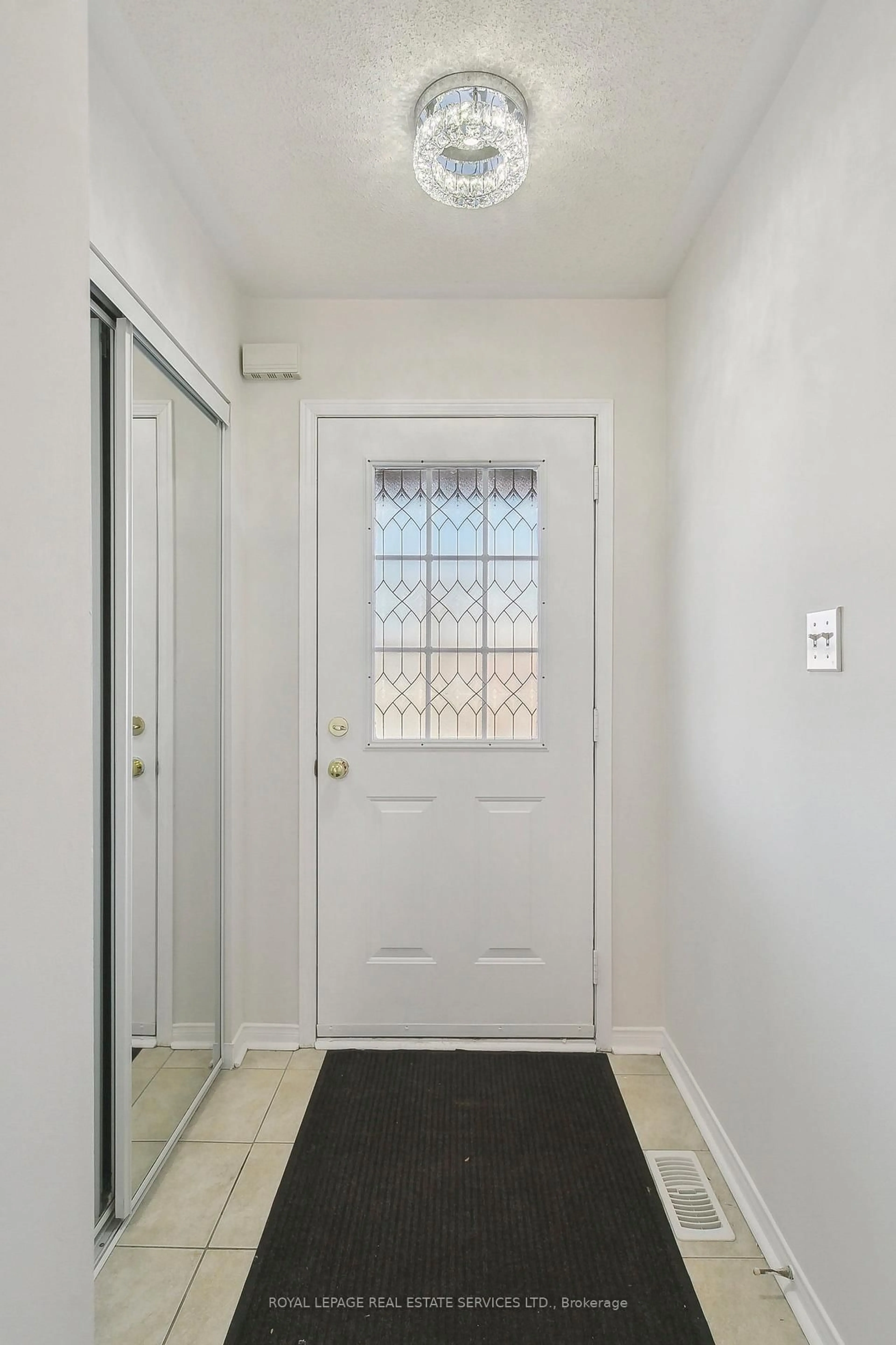 Indoor entryway for 3150 Erin Centre Blvd #122, Mississauga Ontario L5M 7Z4