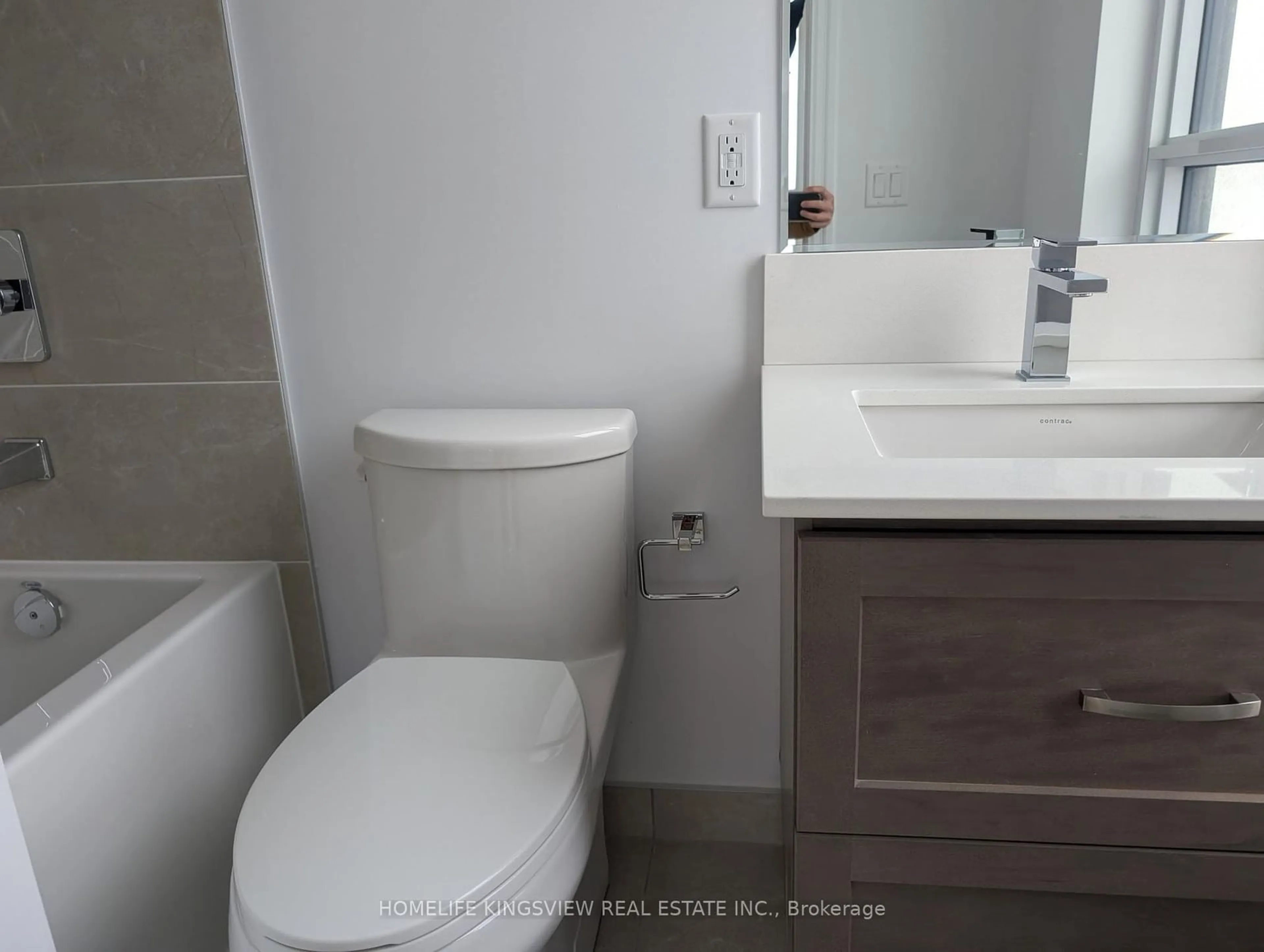 Standard bathroom, ceramic/tile floor for 30 elm Dr #2808, Mississauga Ontario L5B 0N6