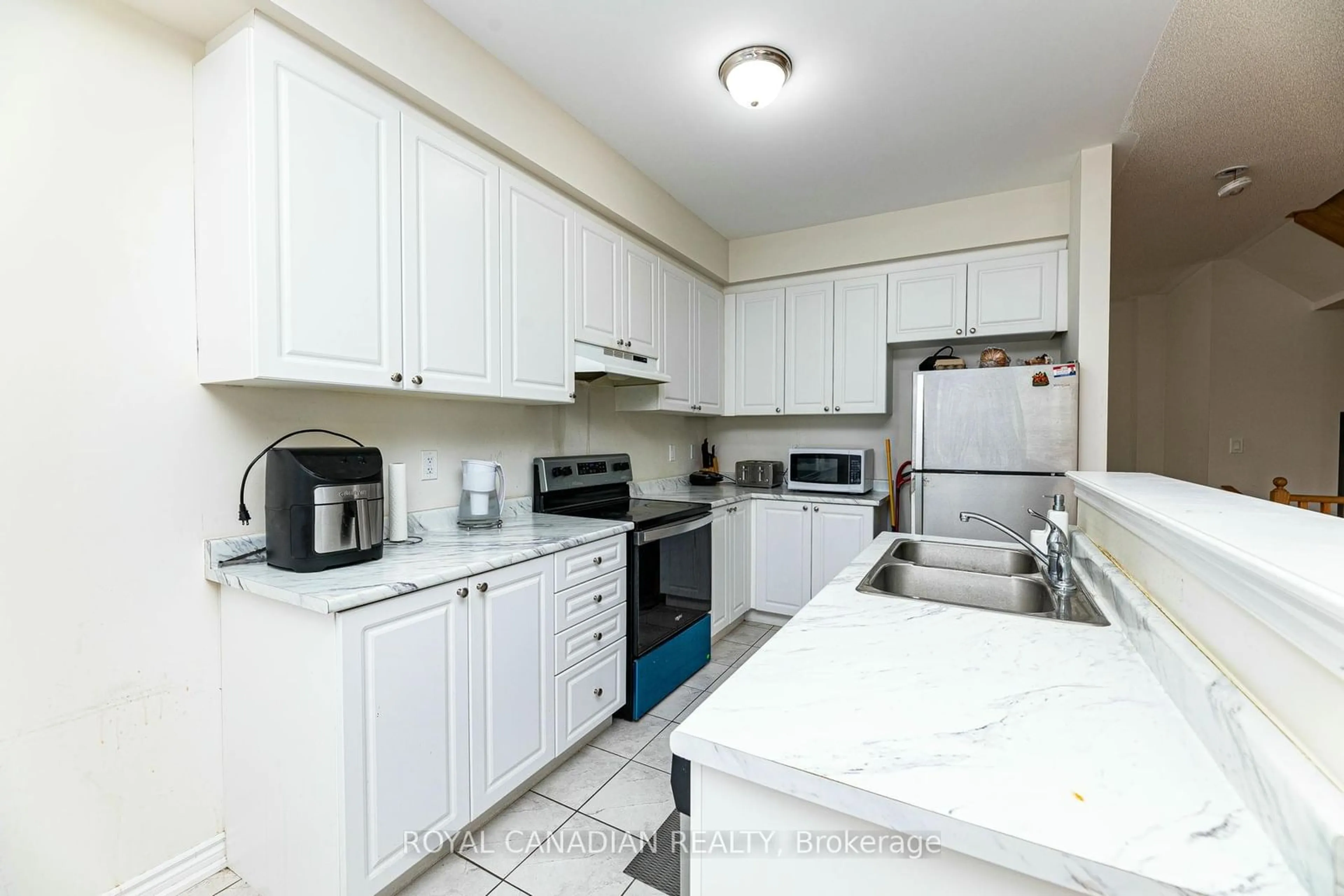 Standard kitchen, ceramic/tile floor for 3 Royal Fern Cres, Caledon Ontario L7C 4G8