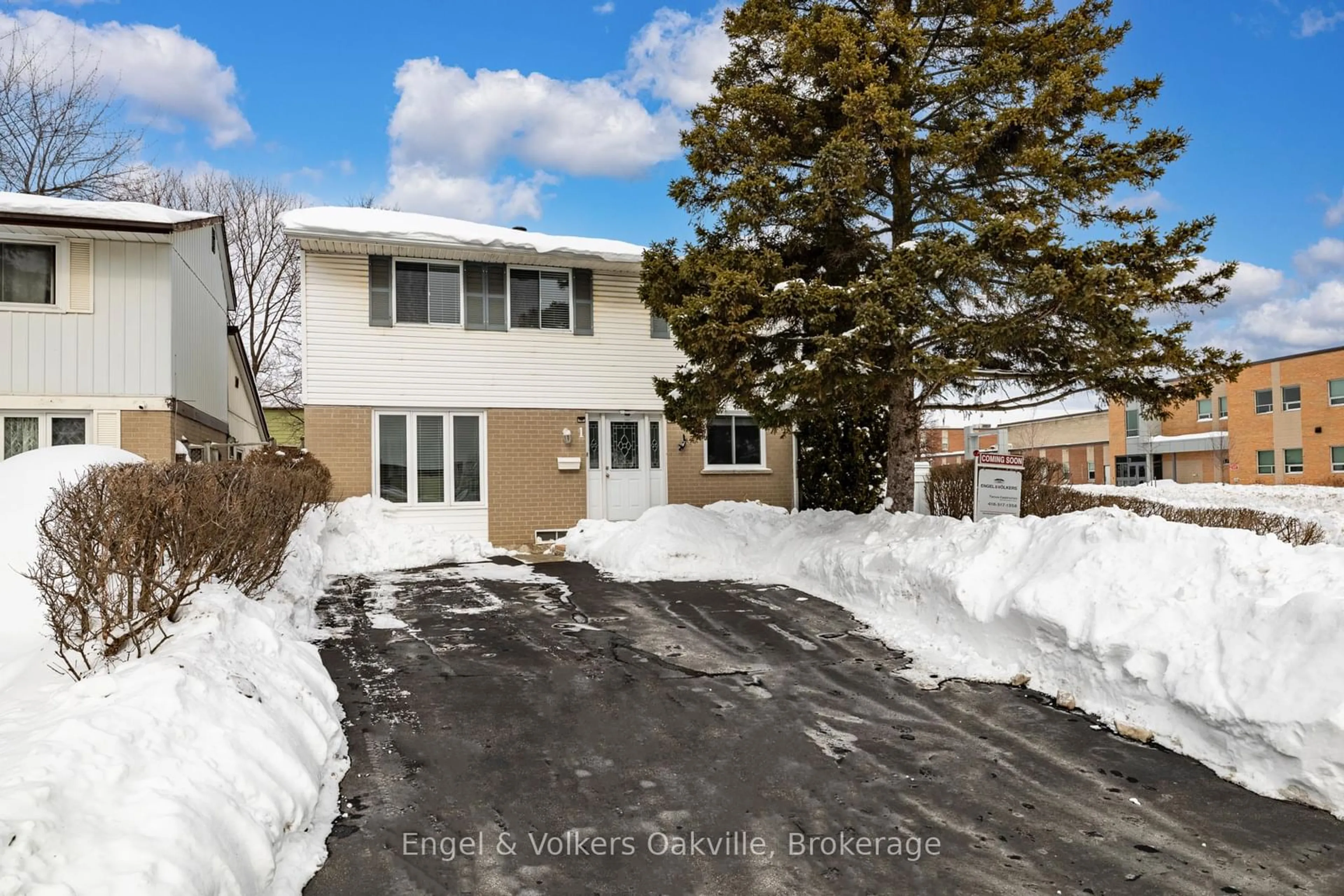 A pic from outside/outdoor area/front of a property/back of a property/a pic from drone, street for 1 Geraldine Crt, Brampton Ontario L6S 2J5