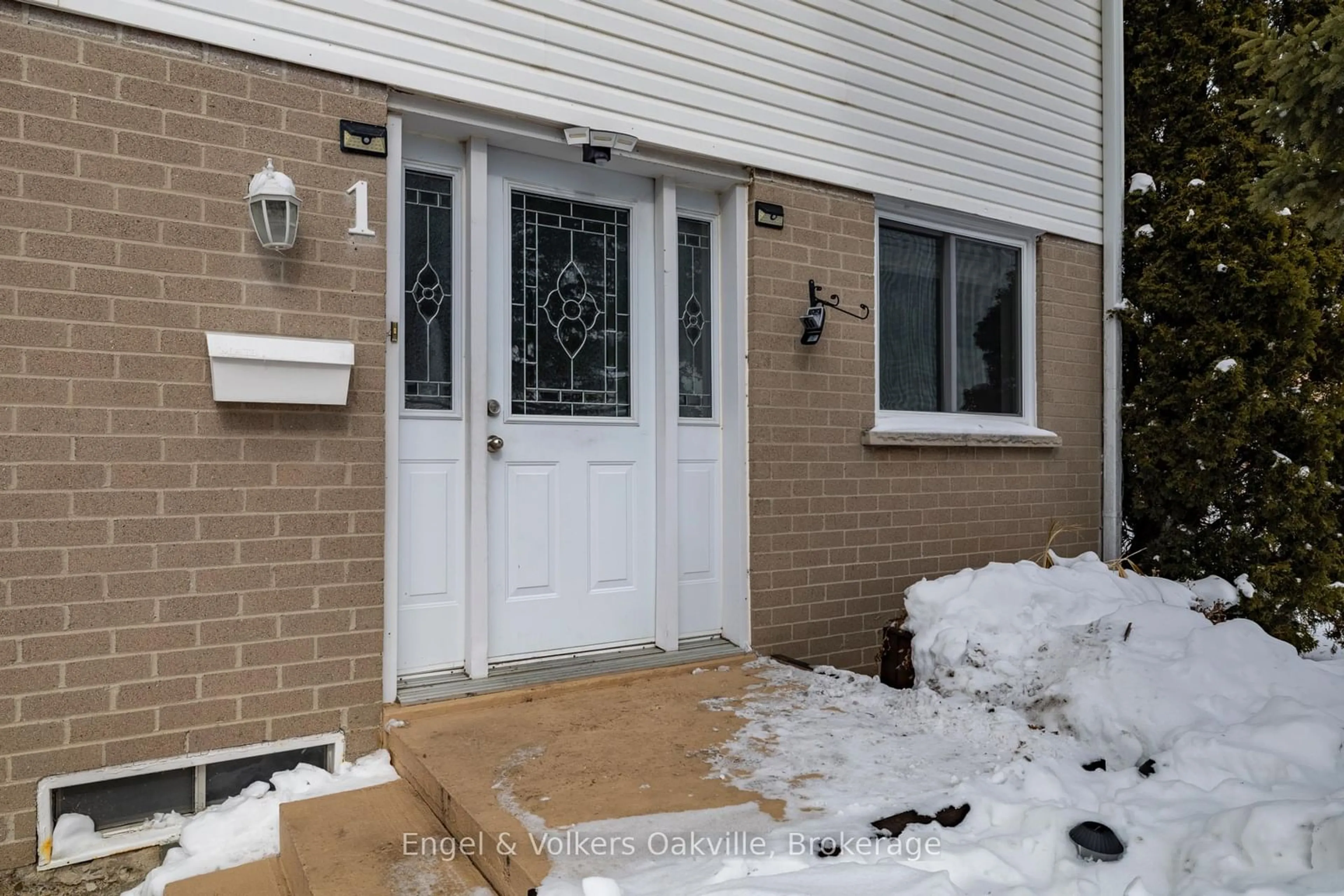 Indoor entryway for 1 Geraldine Crt, Brampton Ontario L6S 2J5