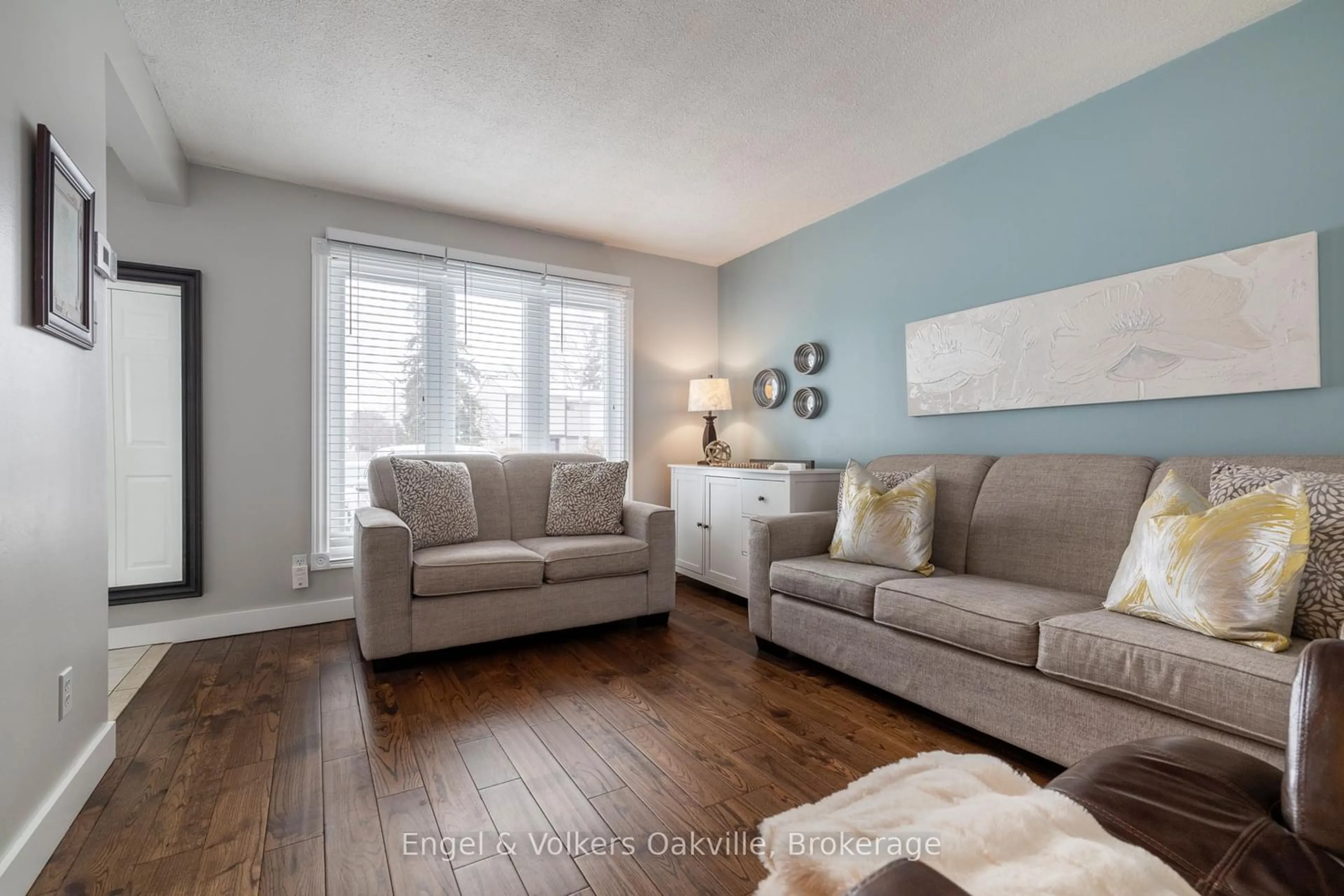 Living room with furniture, wood/laminate floor for 1 Geraldine Crt, Brampton Ontario L6S 2J5