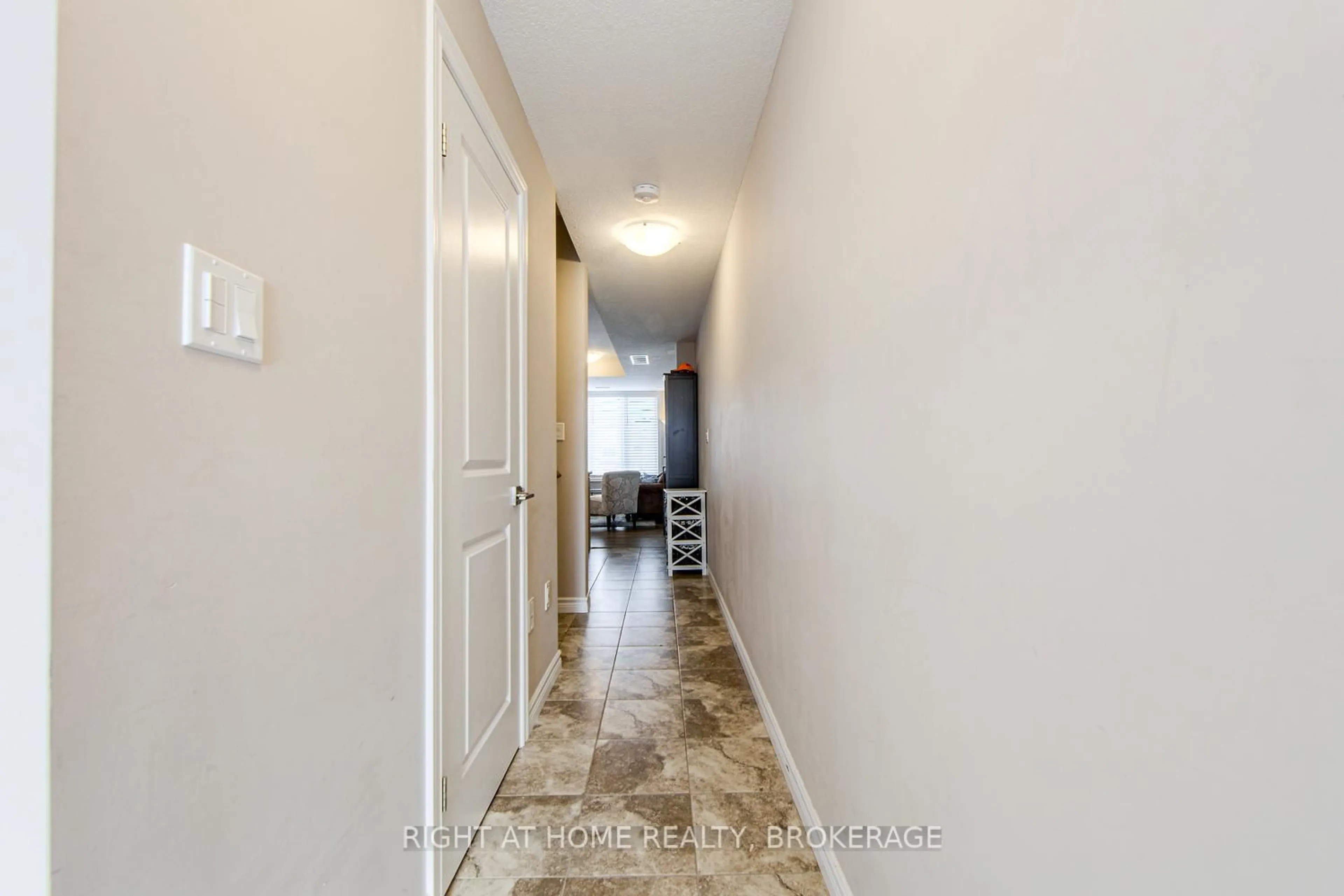 Indoor entryway for 445 Ontario St #62, Milton Ontario L9T 9K4