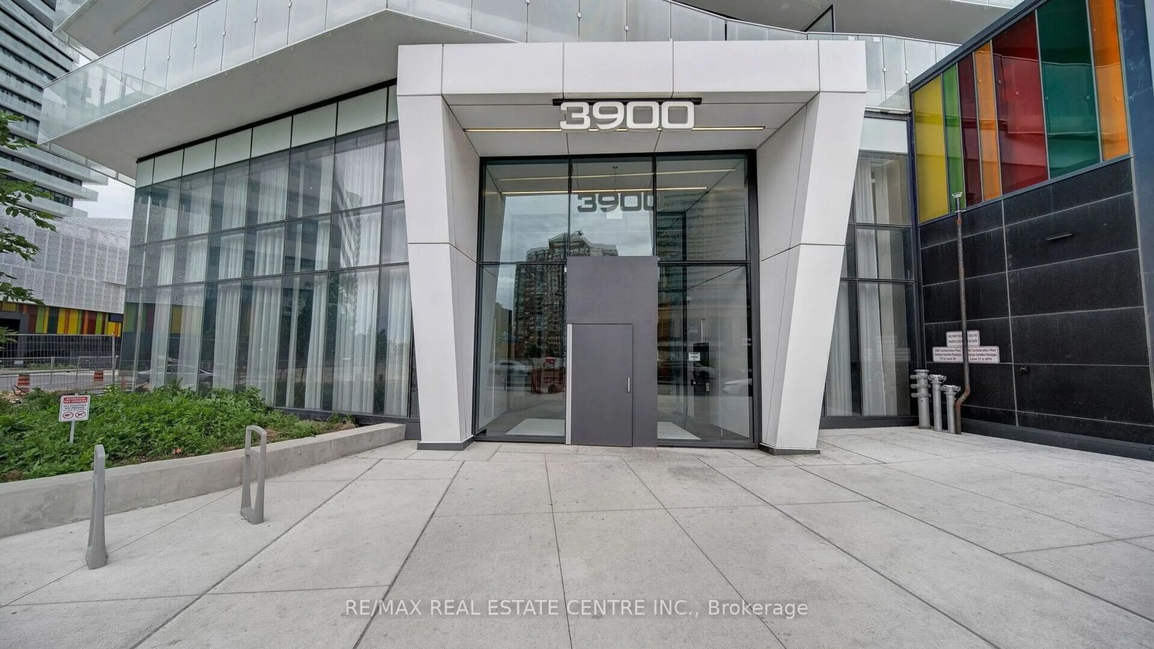 Indoor foyer for 3900 Confederation Pkwy #206, Mississauga Ontario L5B 3J1