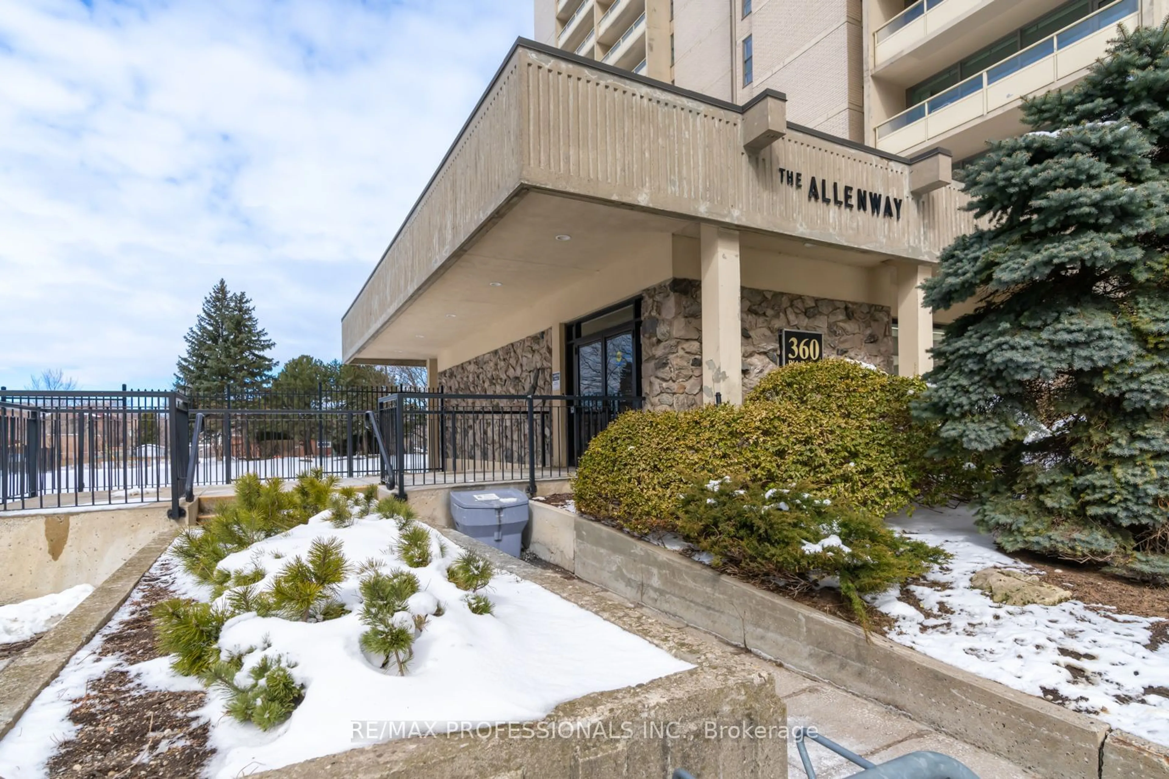 Indoor foyer for 360 Ridelle Ave #2107, Toronto Ontario M6B 1K1