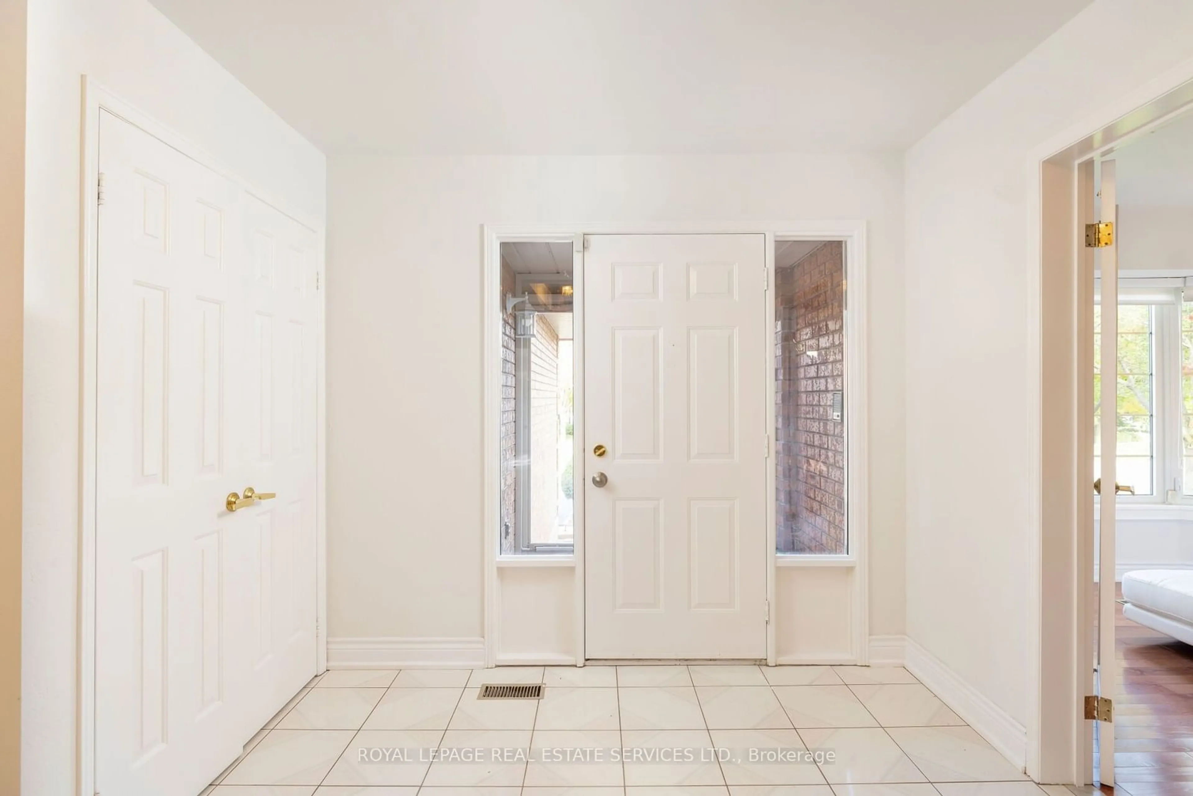 Indoor entryway for 164 Warner Dr, Oakville Ontario L6L 6E7